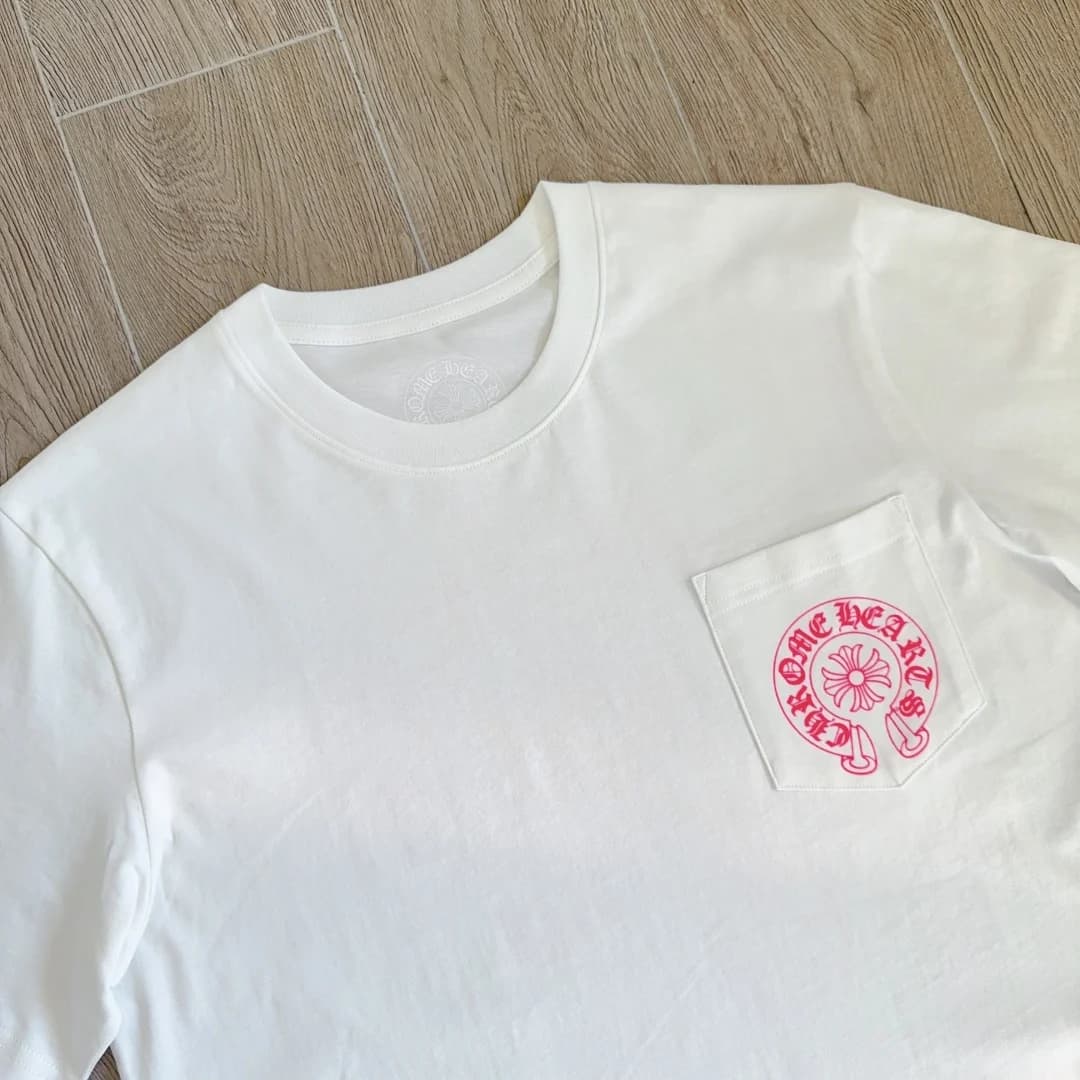 Фрагмент белой футболки Chrome Hearts с нагрудным карманом