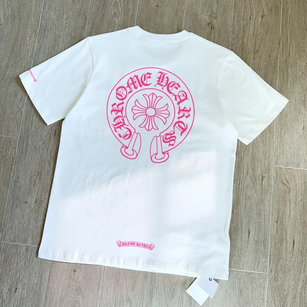 Вид сзади белой футболки Chrome Hearts с розовым принтом