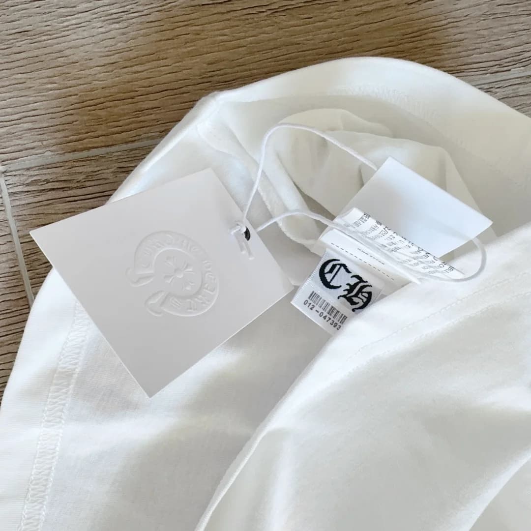 Бирка и ярлык на футболке Chrome Hearts