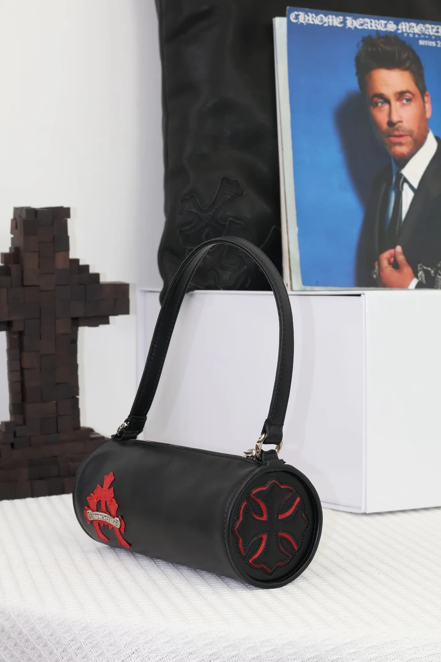 Цилиндрическая сумка Chrome Hearts из гладкой кожи, вид под углом