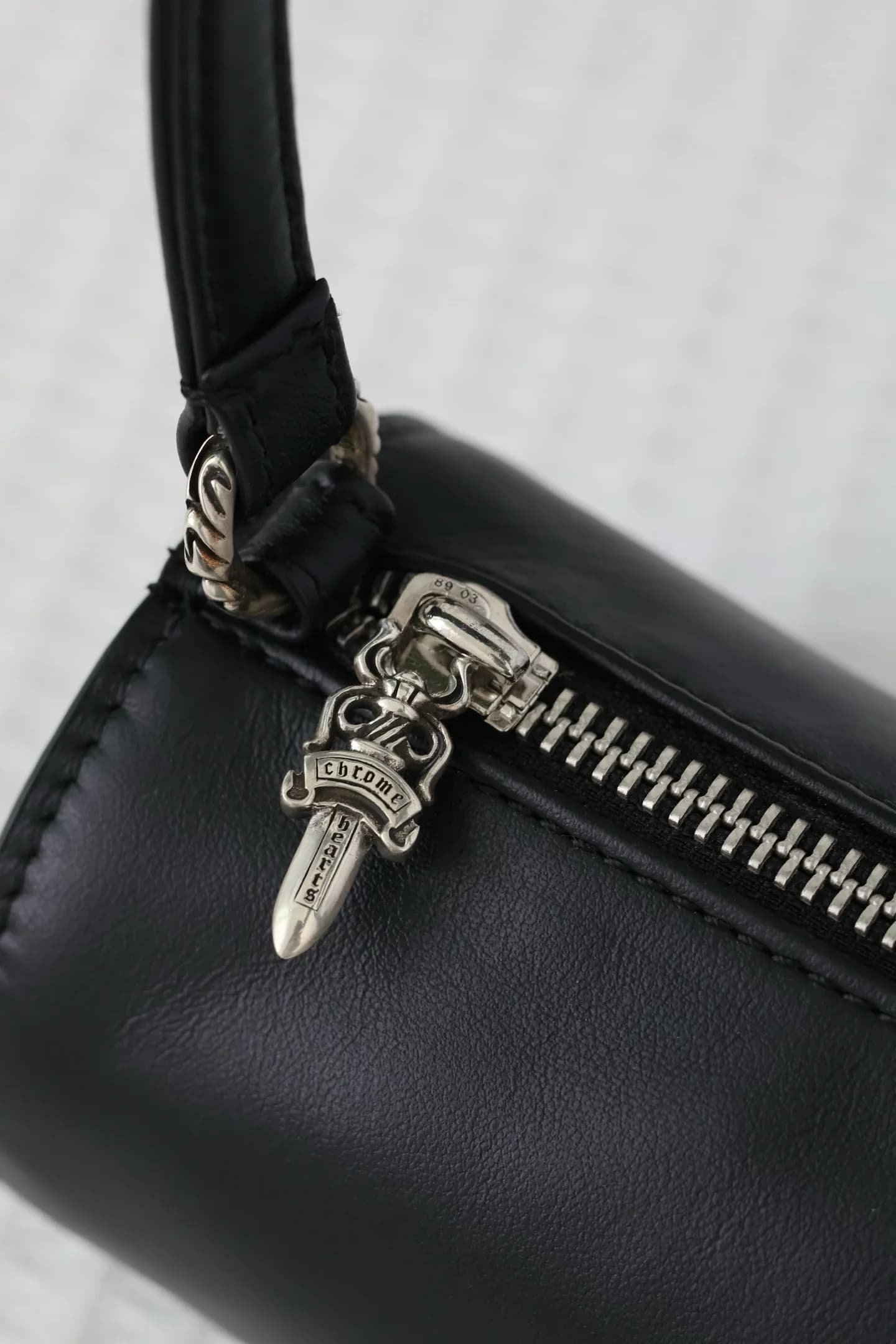 Серебряный пуллер-кинжал Dagger 925 пробы на молнии сумки