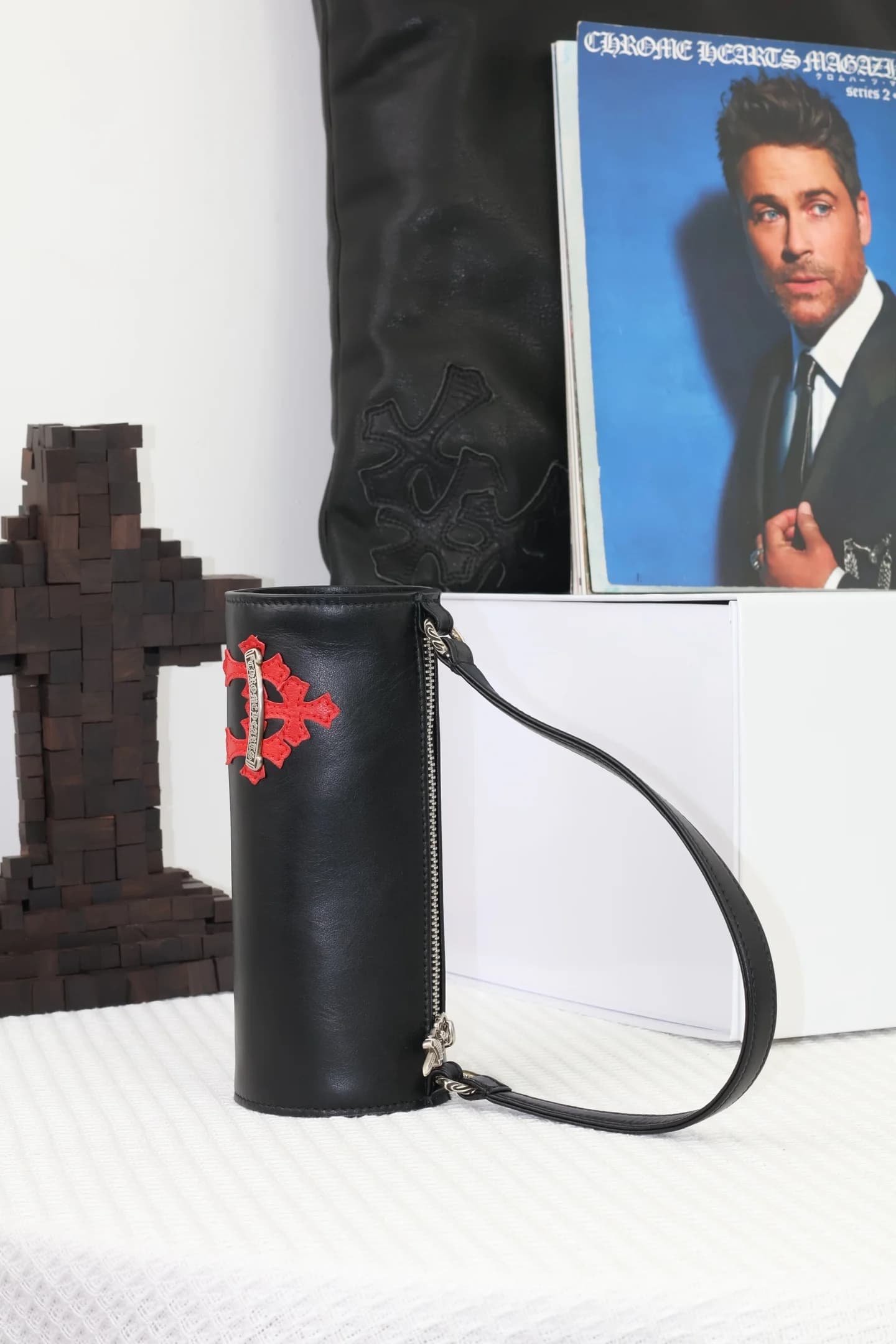 Черная сумка-тубус Chrome Hearts в вертикальном положении