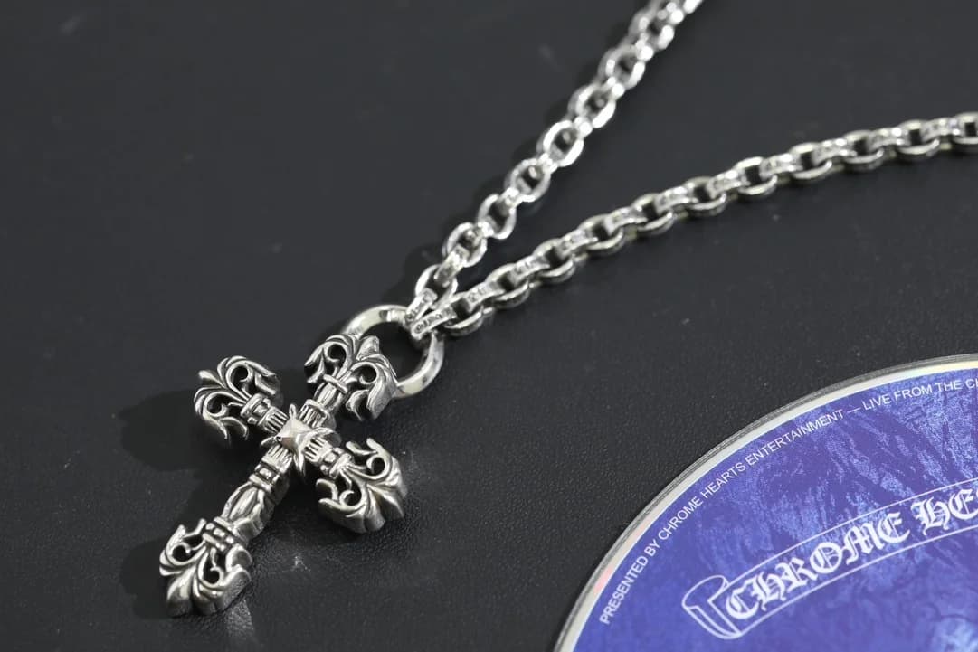 Крупный план резного кулона-креста на цепочке Chrome Hearts