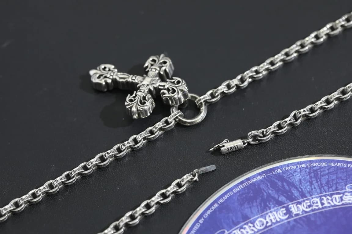Детали подвески-креста и звеньев серебряной цепочки Chrome Hearts
