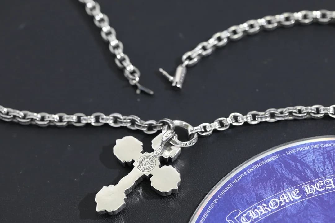 Замок цепочки и кулон-крест Chrome Hearts крупным планом