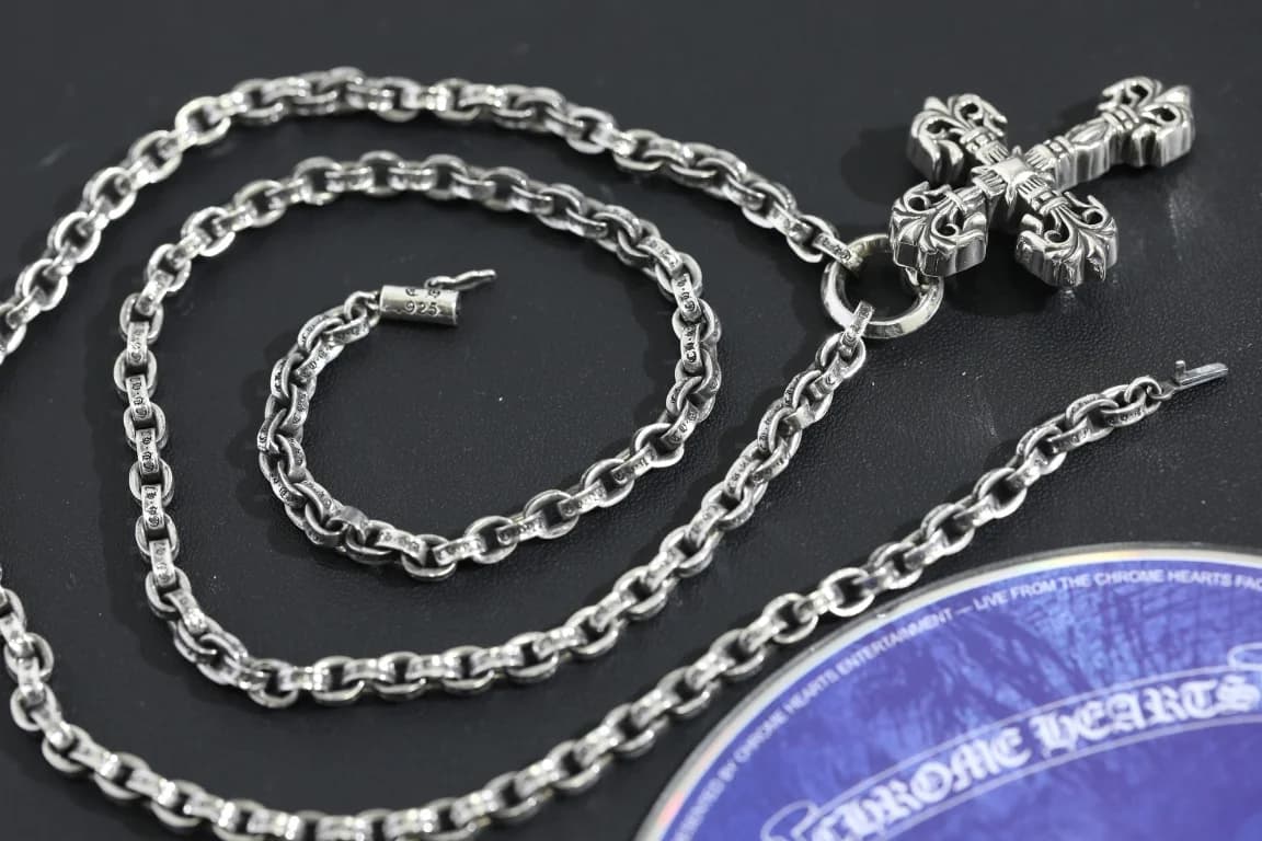 Сложенная серебряная цепочка с кулоном-крестом Chrome Hearts