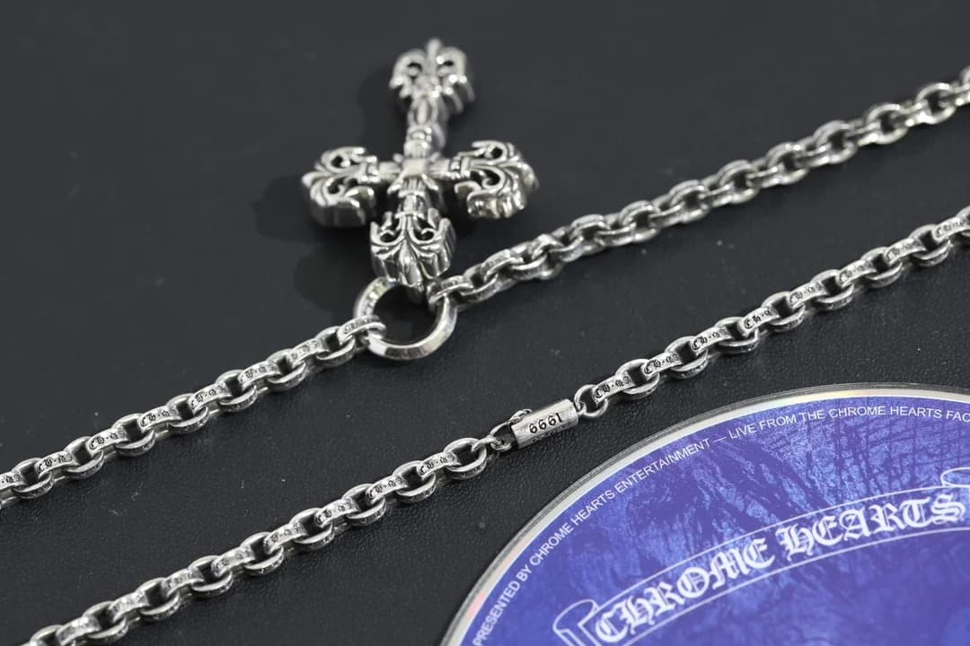 Кулон-крест на соединительном кольце и звенья цепочки Chrome Hearts
