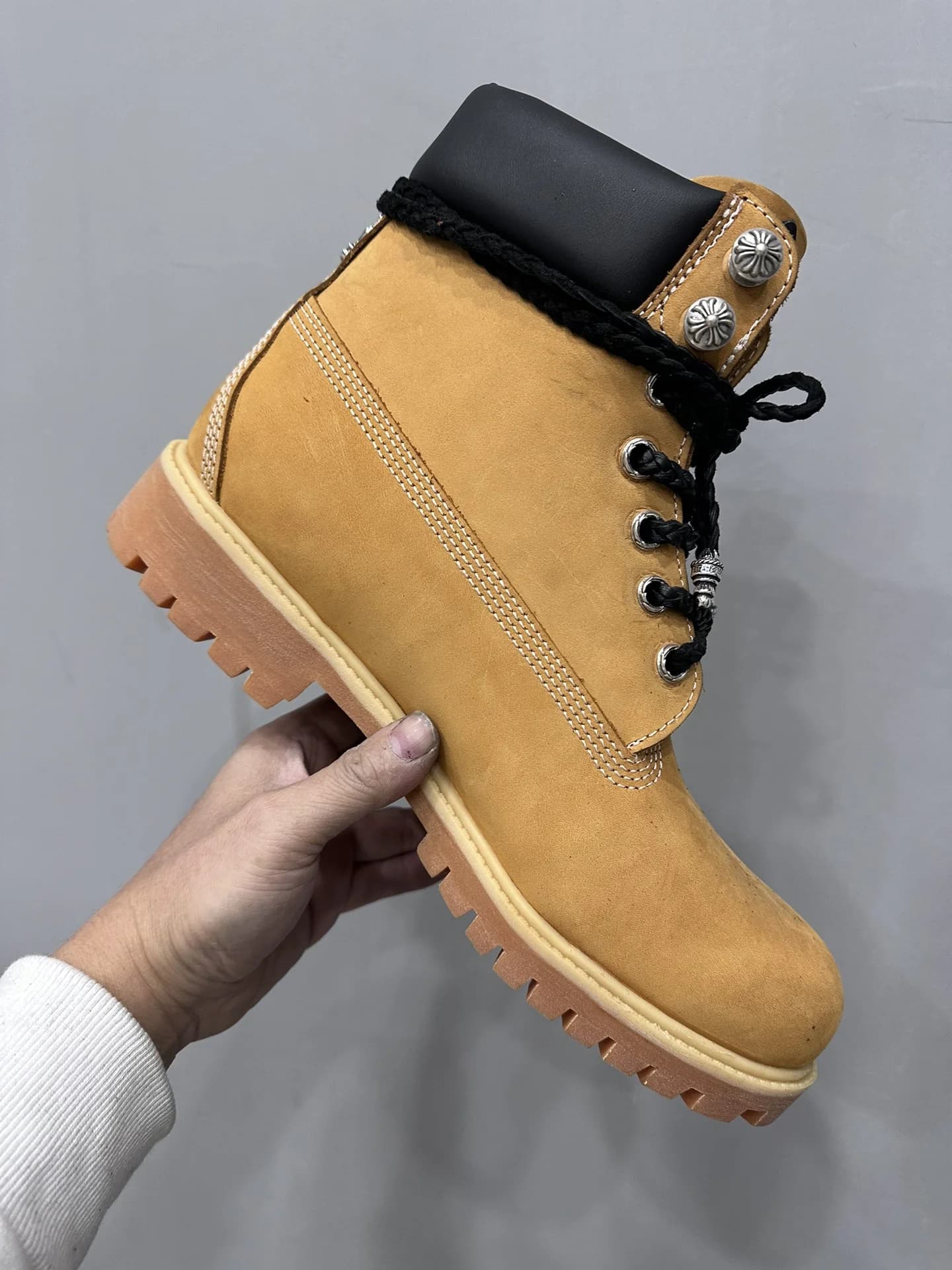 Боковая сторона ботинка Chrome Hearts x Timberland