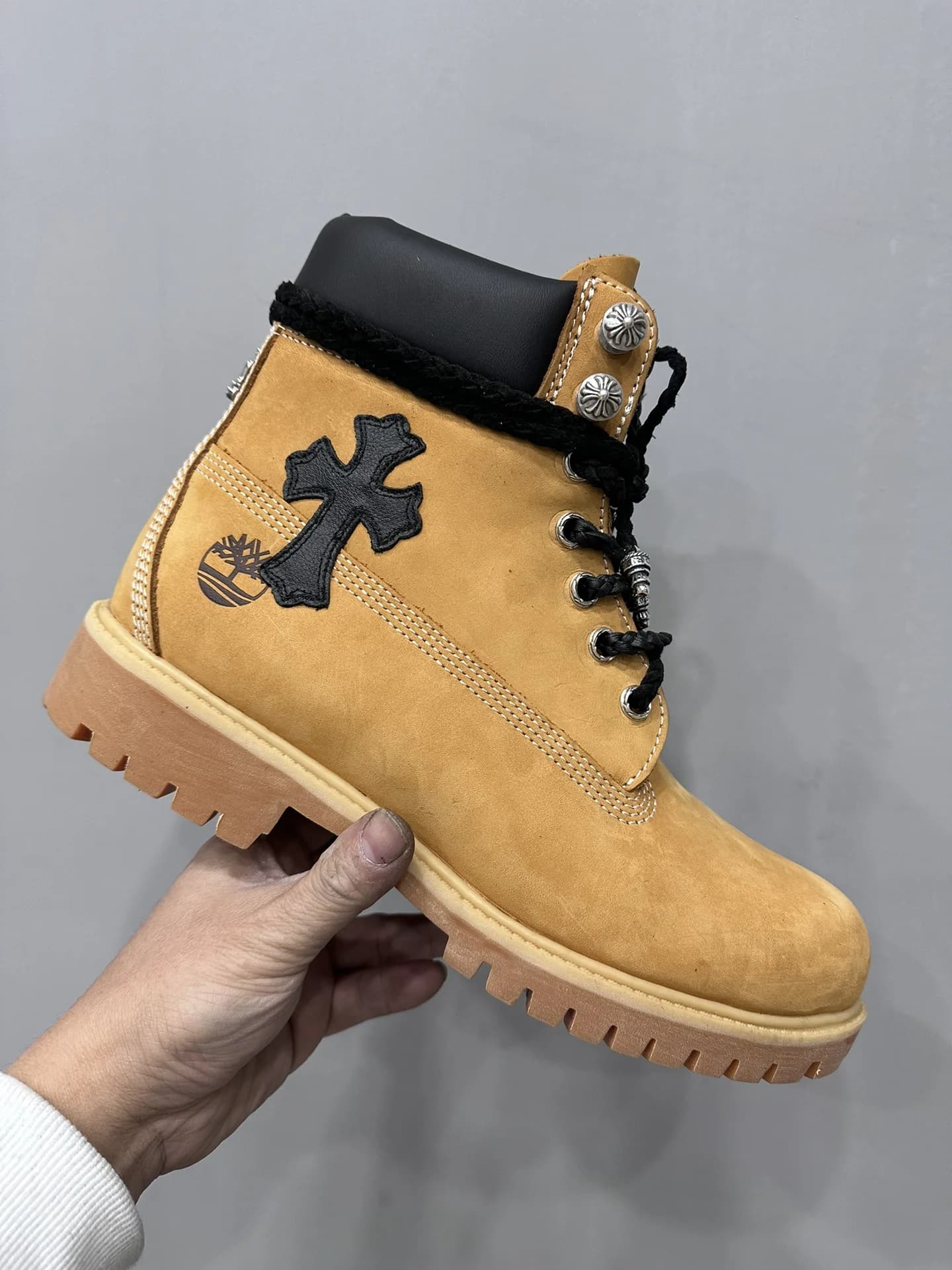 Ботинок Chrome Hearts x Timberland с кожаной нашивкой в виде креста