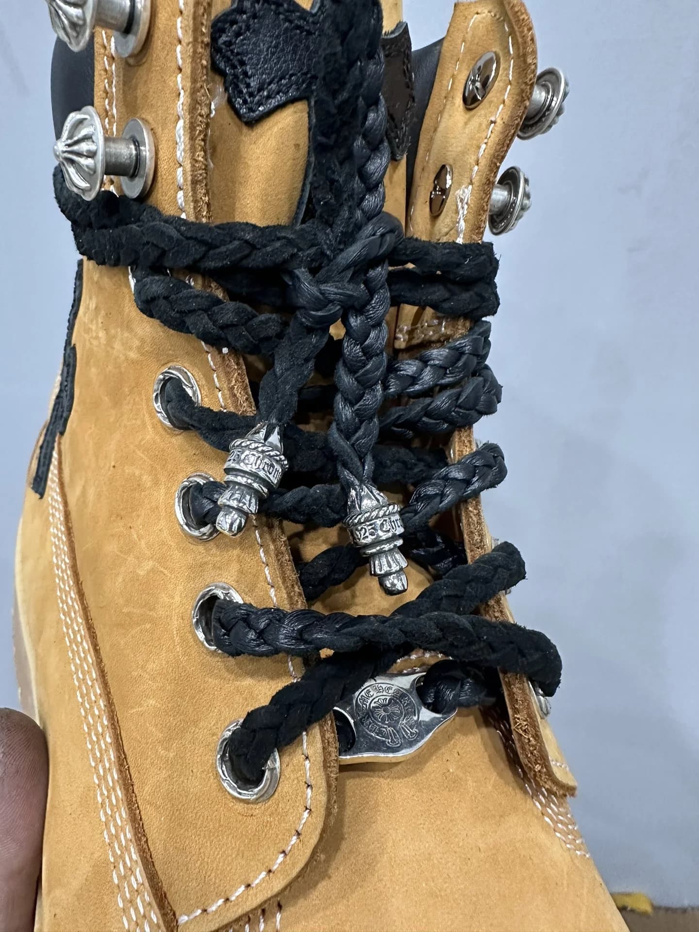 Деталь шнуровки ботинок Chrome Hearts x Timberland с серебряной фурнитурой