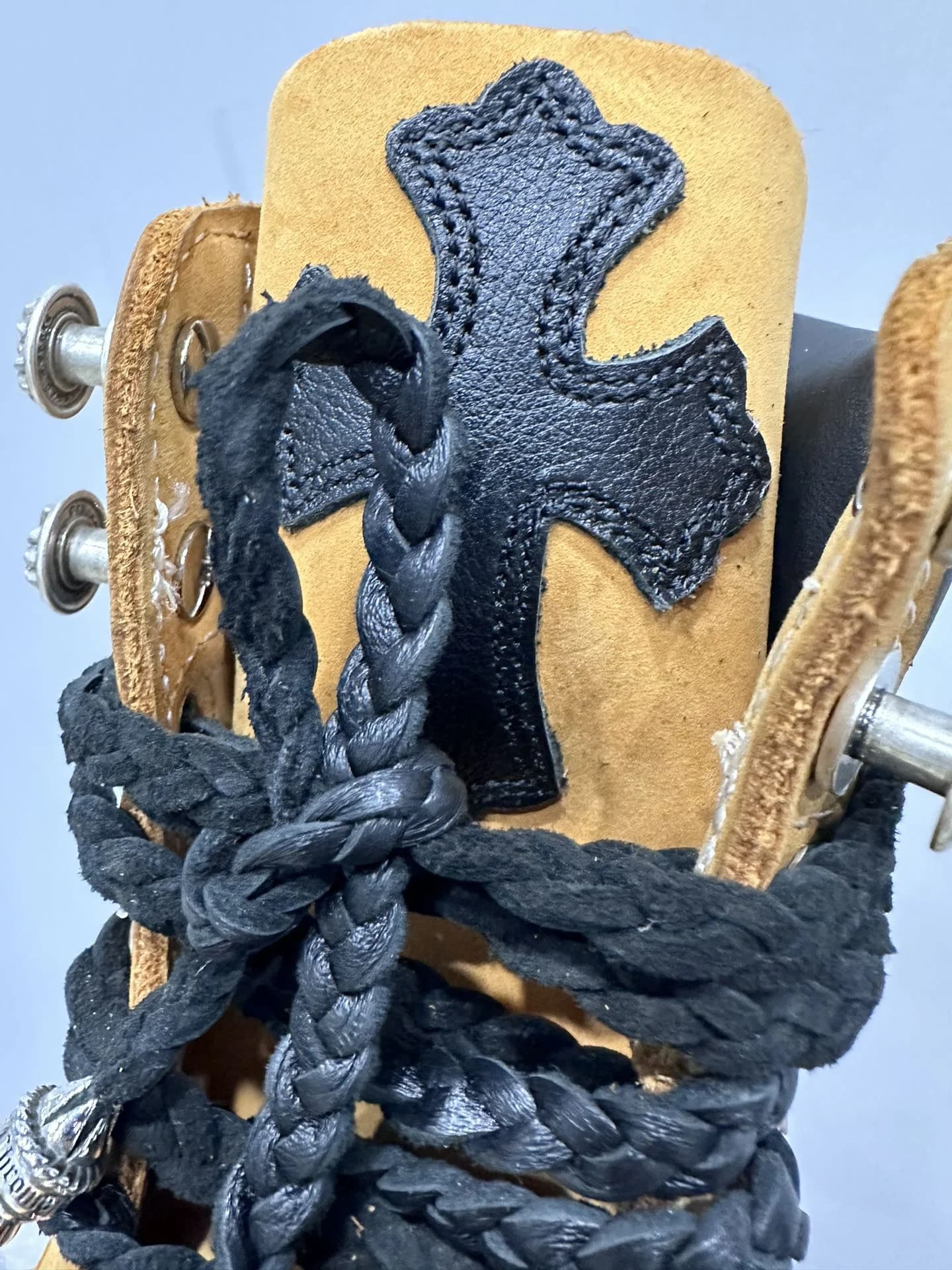 Язычок ботинка Chrome Hearts x Timberland с кожаным крестом