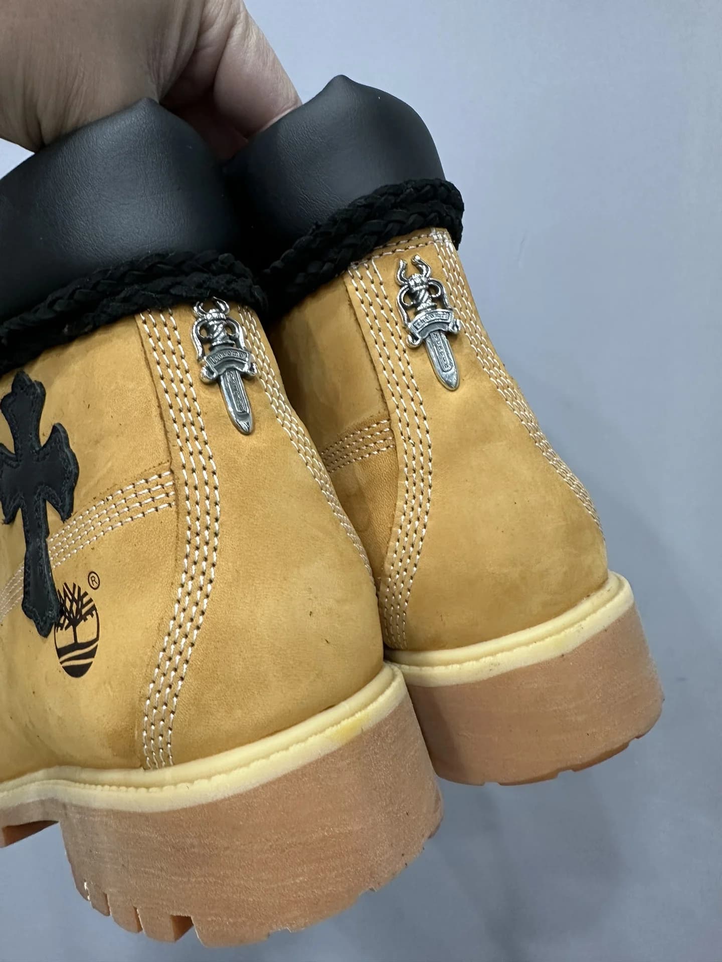 Задняя часть ботинок Chrome Hearts x Timberland с серебряными элементами