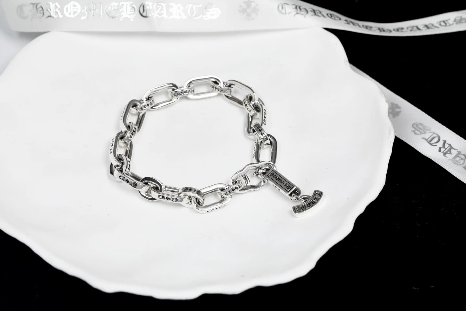 Серебряный браслет-цепь Chrome Hearts Paper E с замком-тогл на белой подставке
