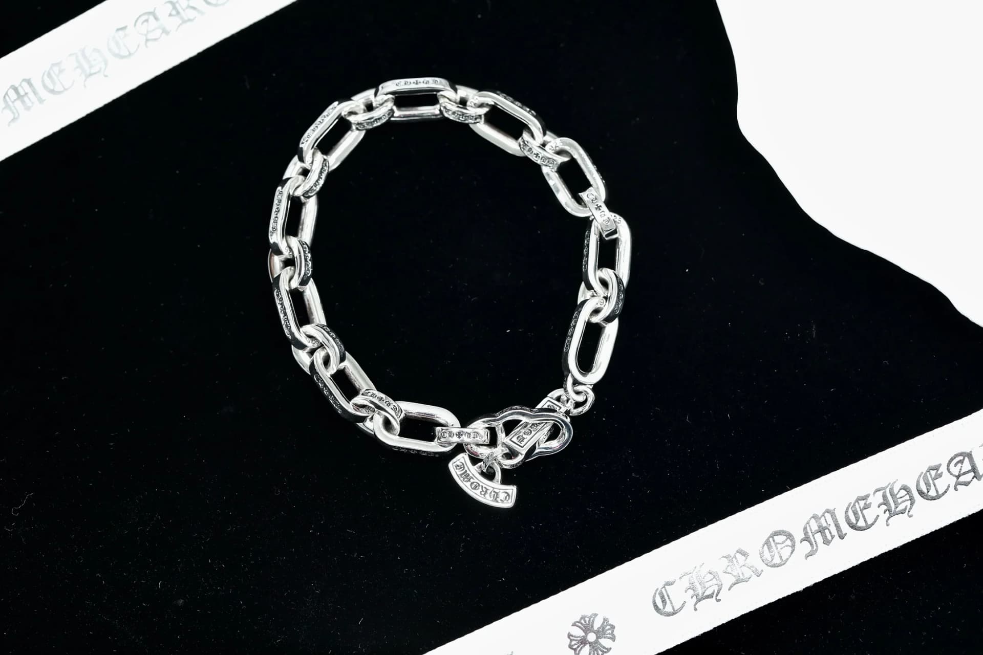 Браслет-цепь Chrome Hearts из серебра 925 пробы на черном бархатном фоне
