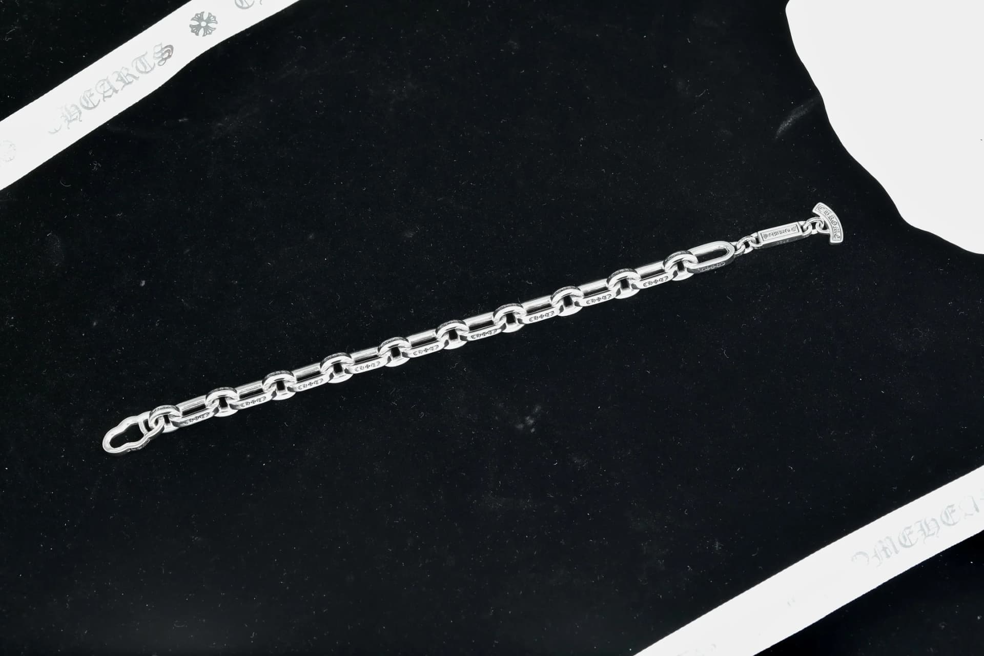 Браслет-цепь Chrome Hearts в расправленном виде, вид сверху