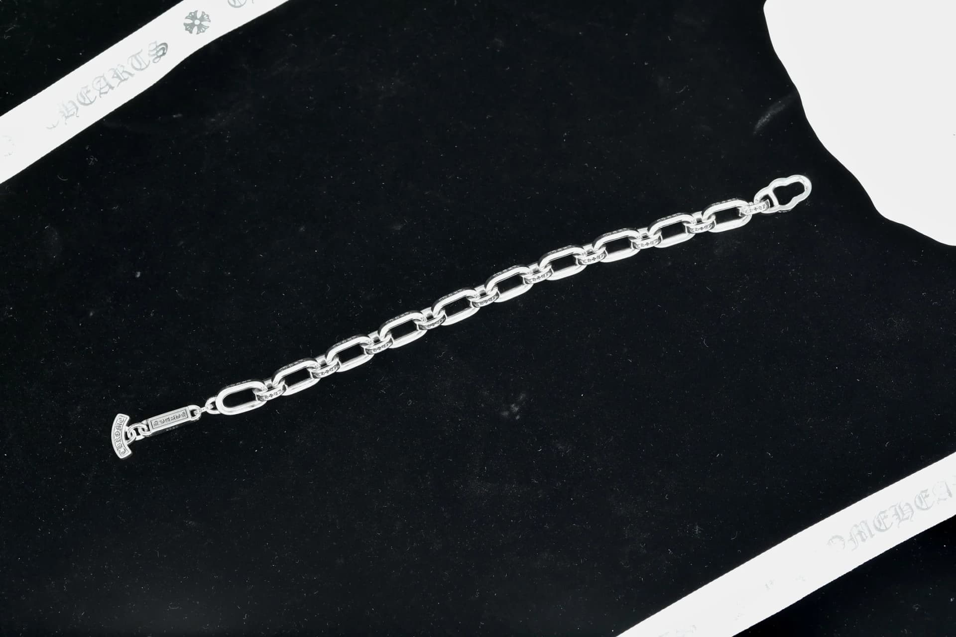 Обратная сторона серебряного браслета-цепи Chrome Hearts в расправленном виде