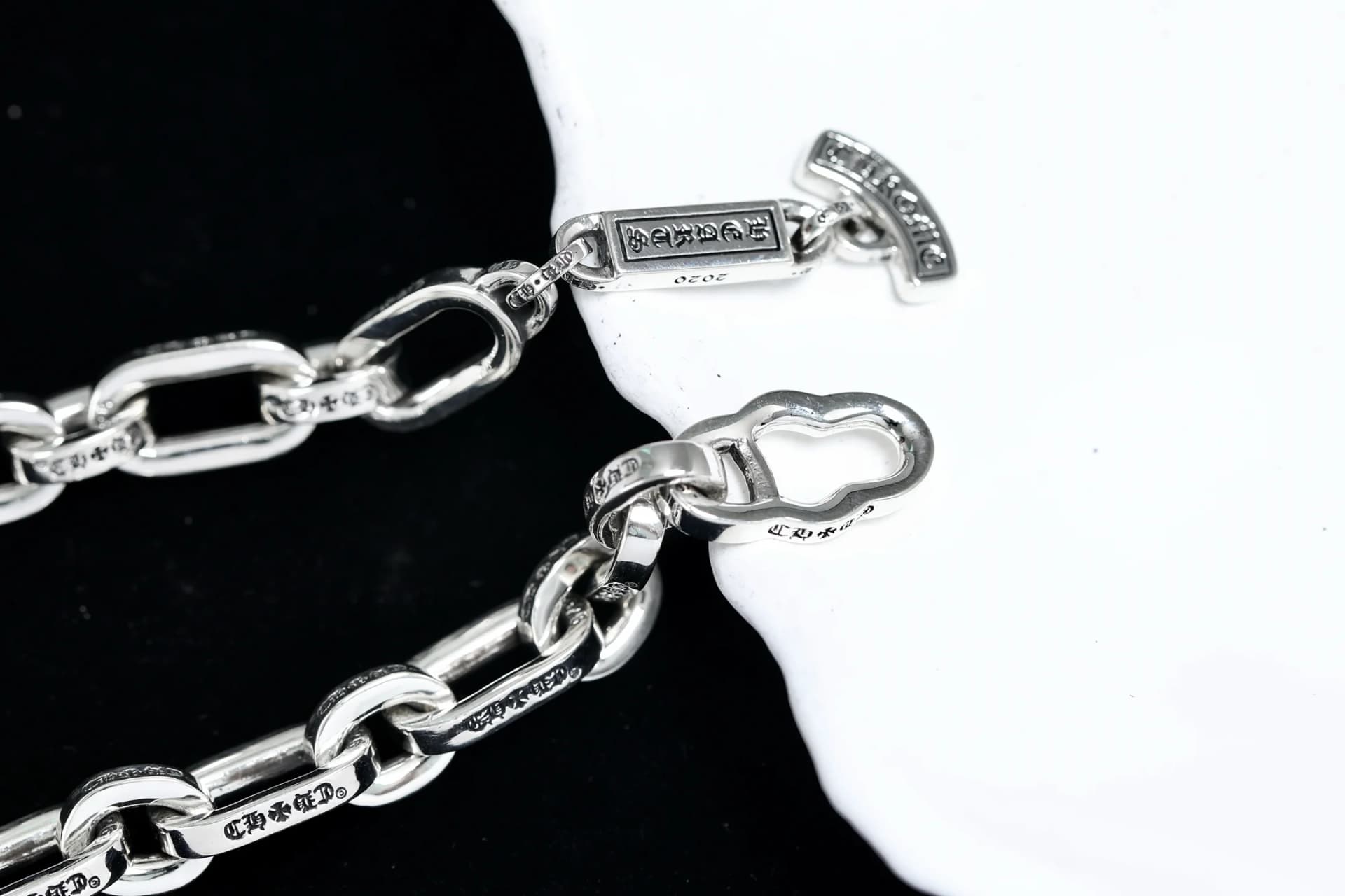 Детали звеньев и замка серебряного браслета Chrome Hearts Paper E