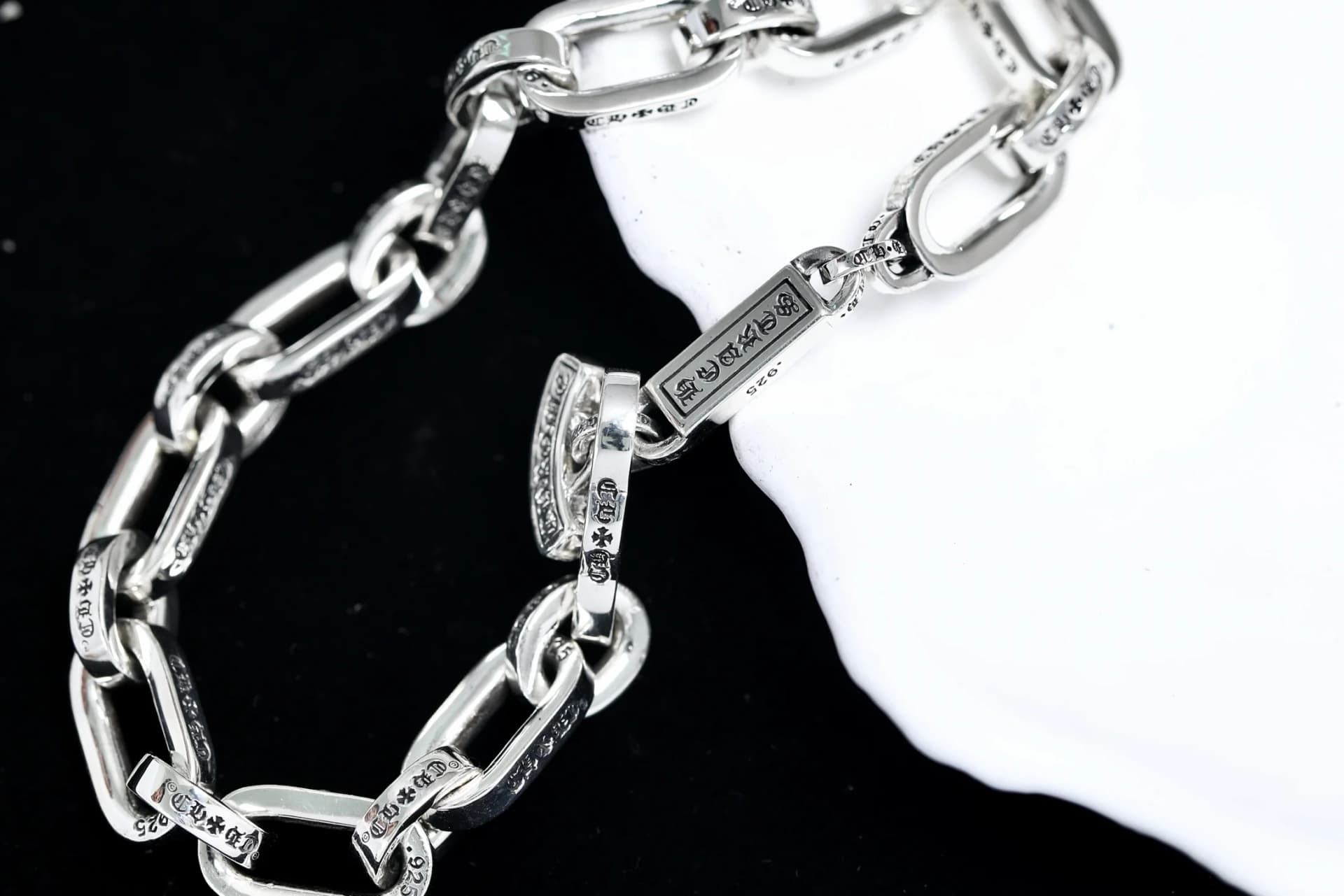 Фрагмент плетения и застежка серебряного браслета-цепи Chrome Hearts
