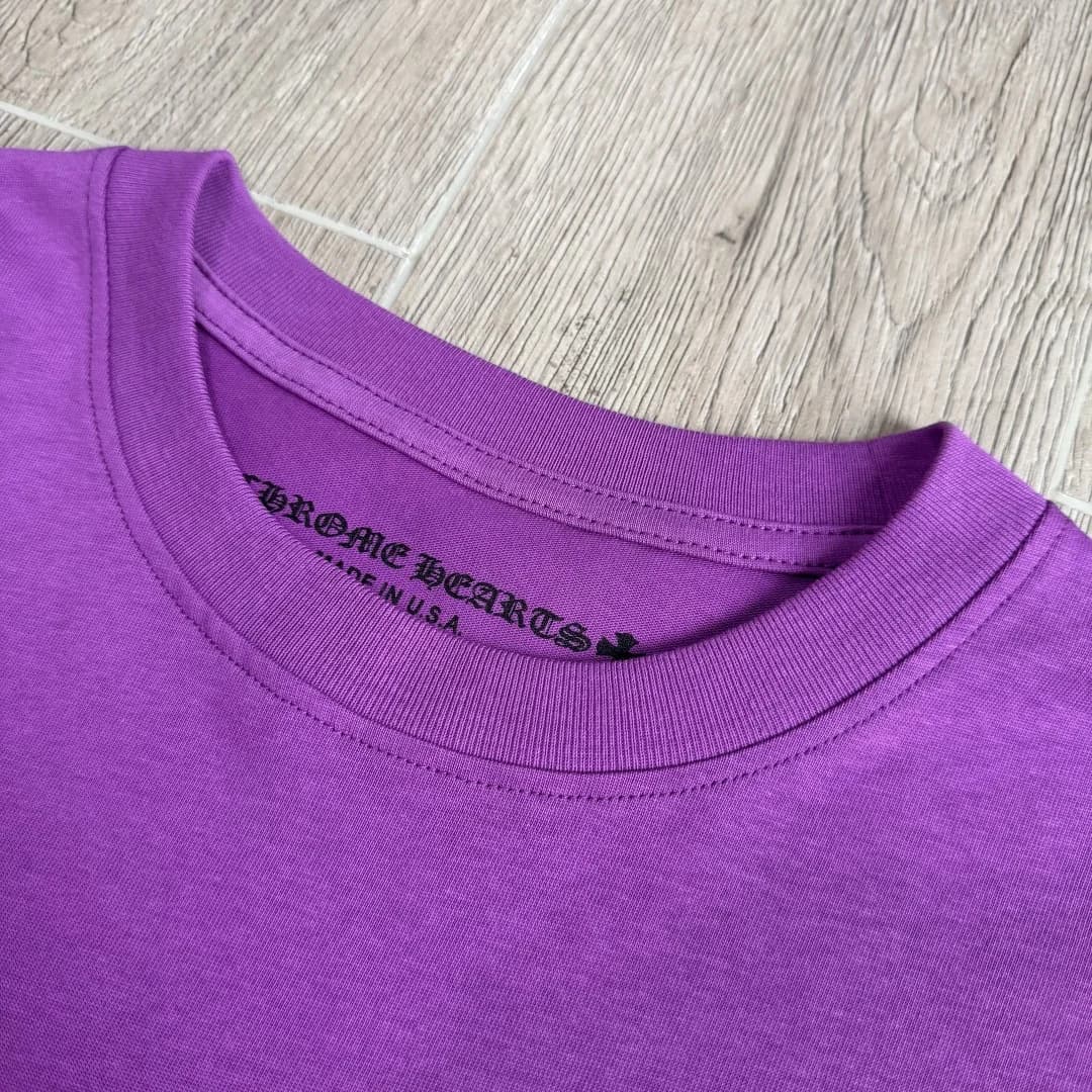 Воротник фиолетового лонгслива Chrome Hearts Matty Boy с внутренним брендингом