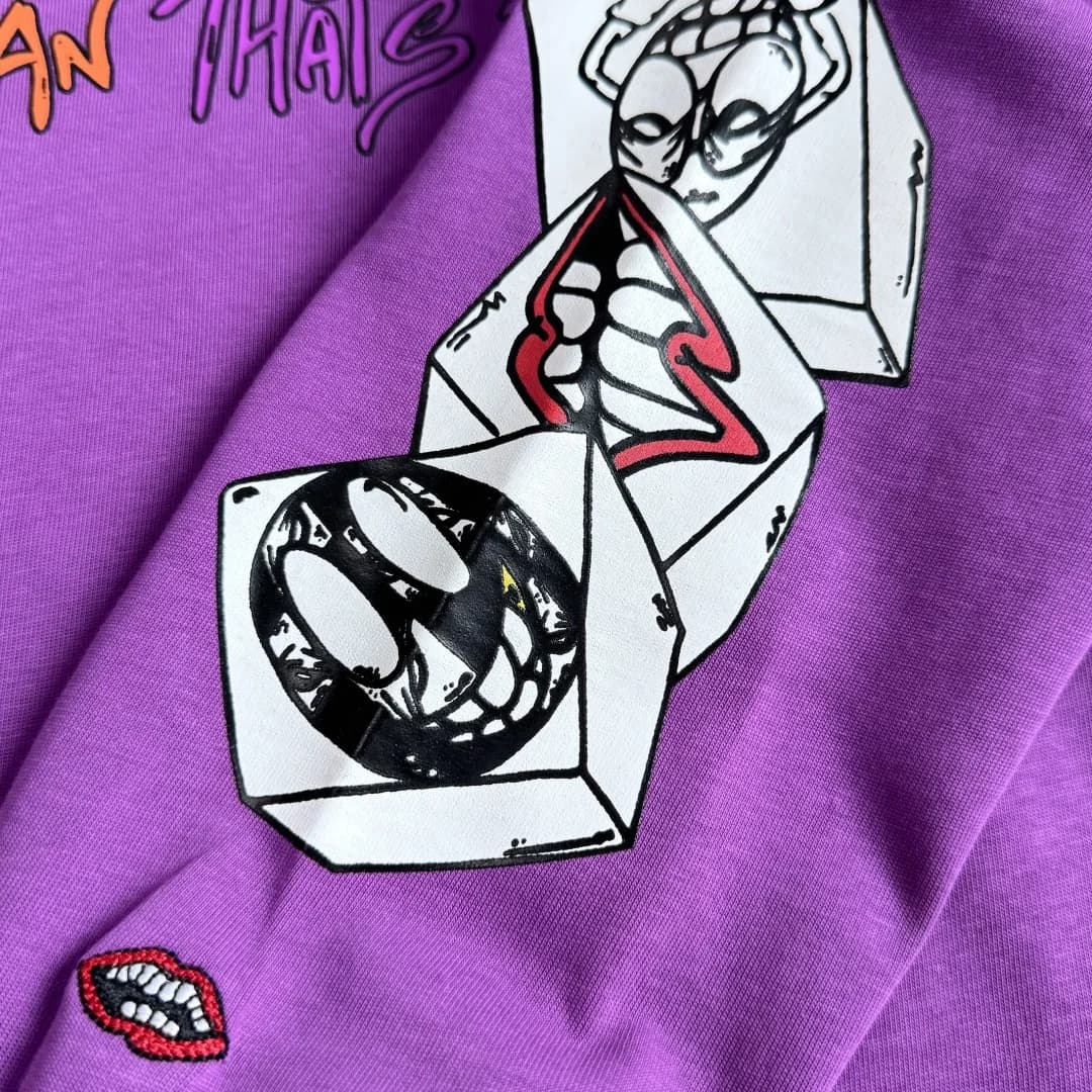 Крупный план принта на рукаве лонгслива Chrome Hearts Matty Boy
