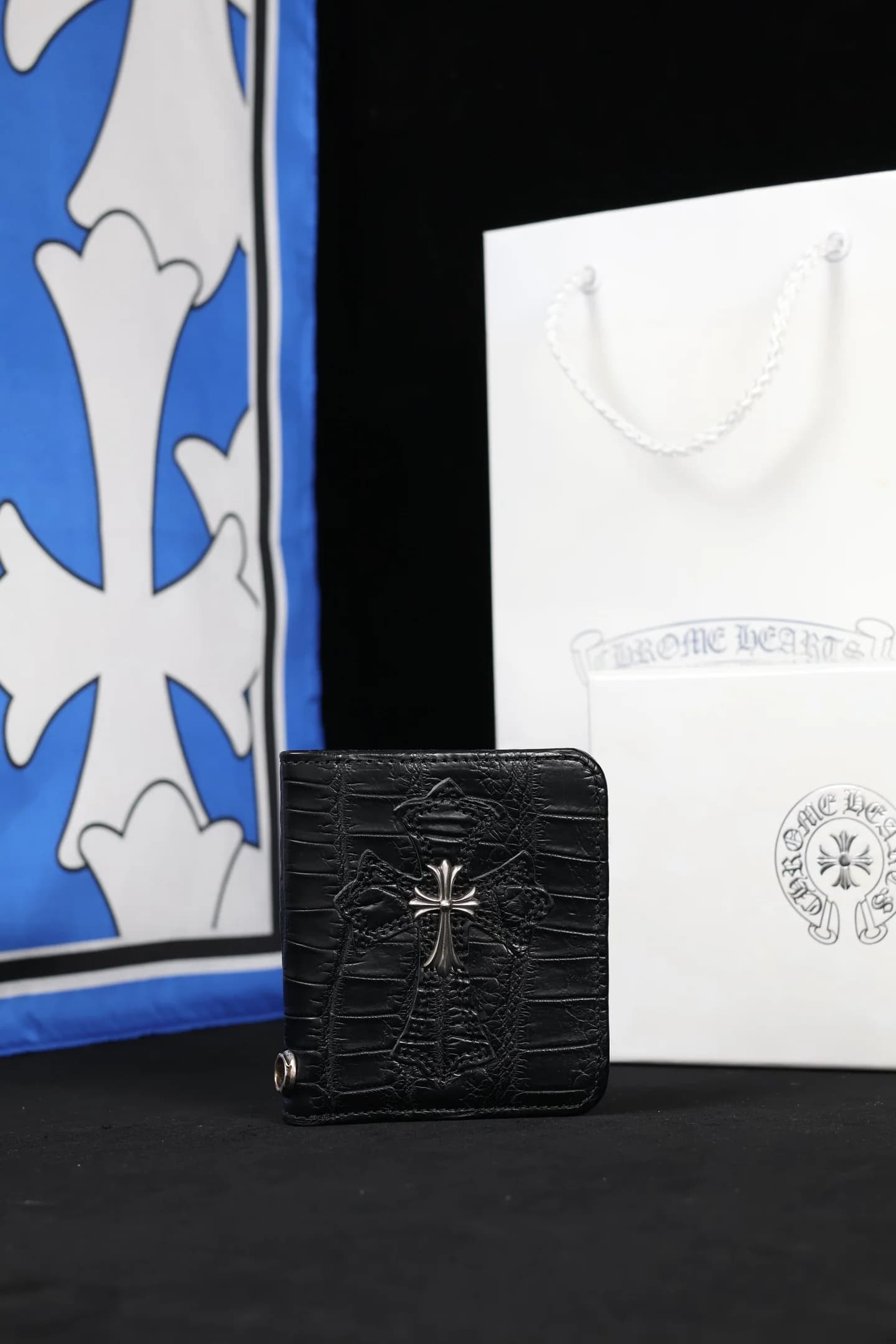 Складной черный кожаный кошелек Chrome Hearts с серебряным крестом, вид спереди