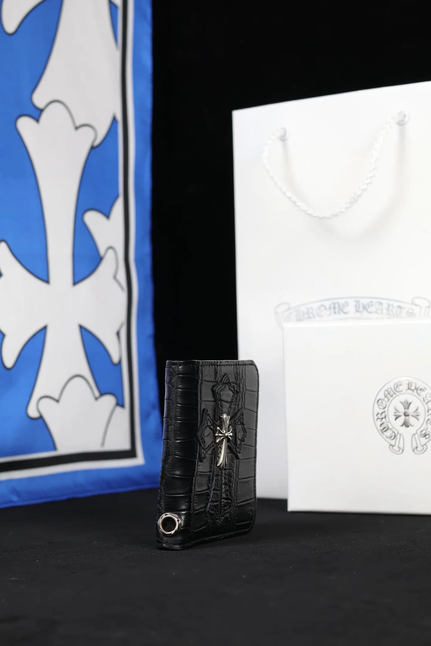 Кошелек Chrome Hearts из фактурной кожи крокодила под углом
