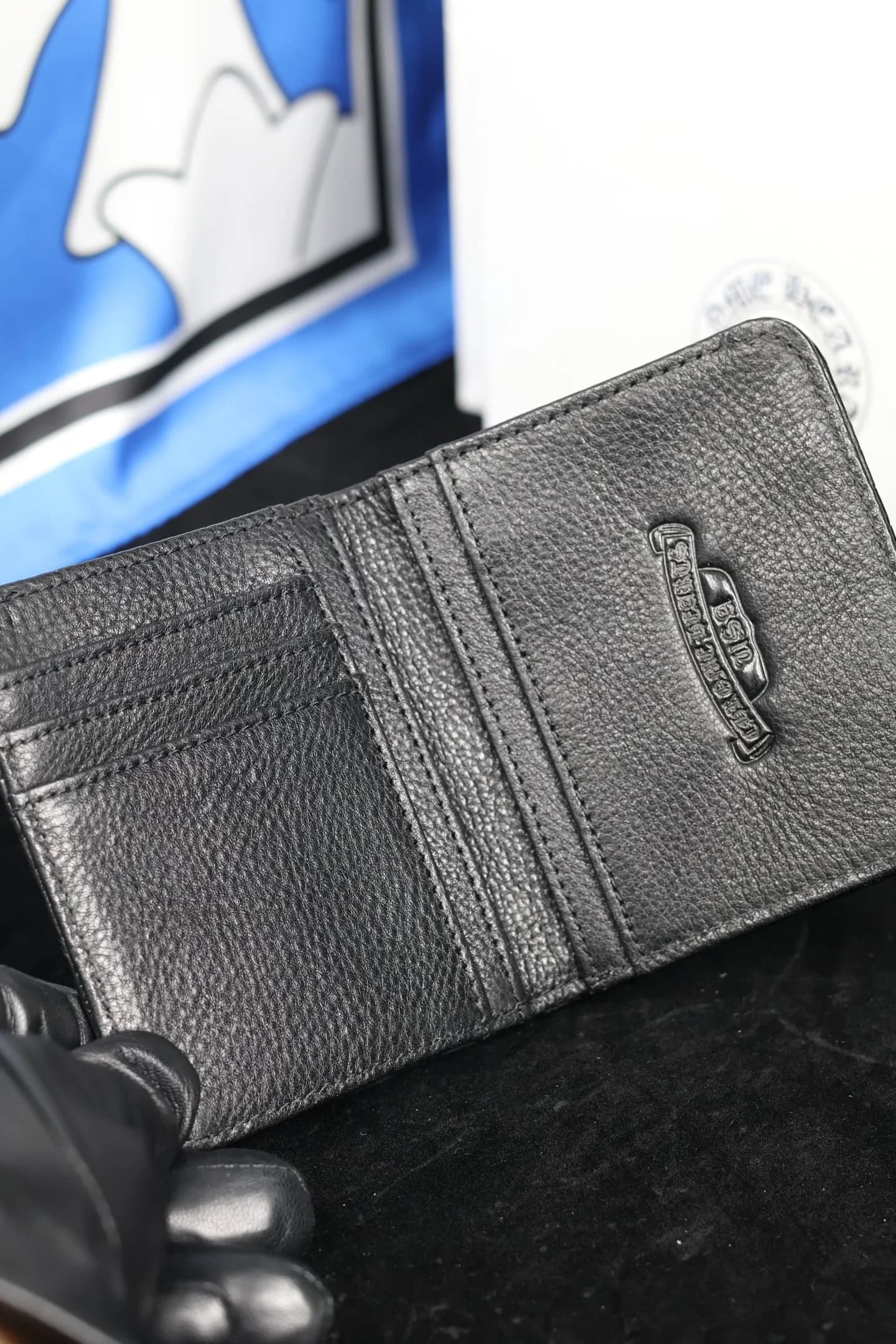 Кошелек Chrome Hearts в раскрытом виде в руке