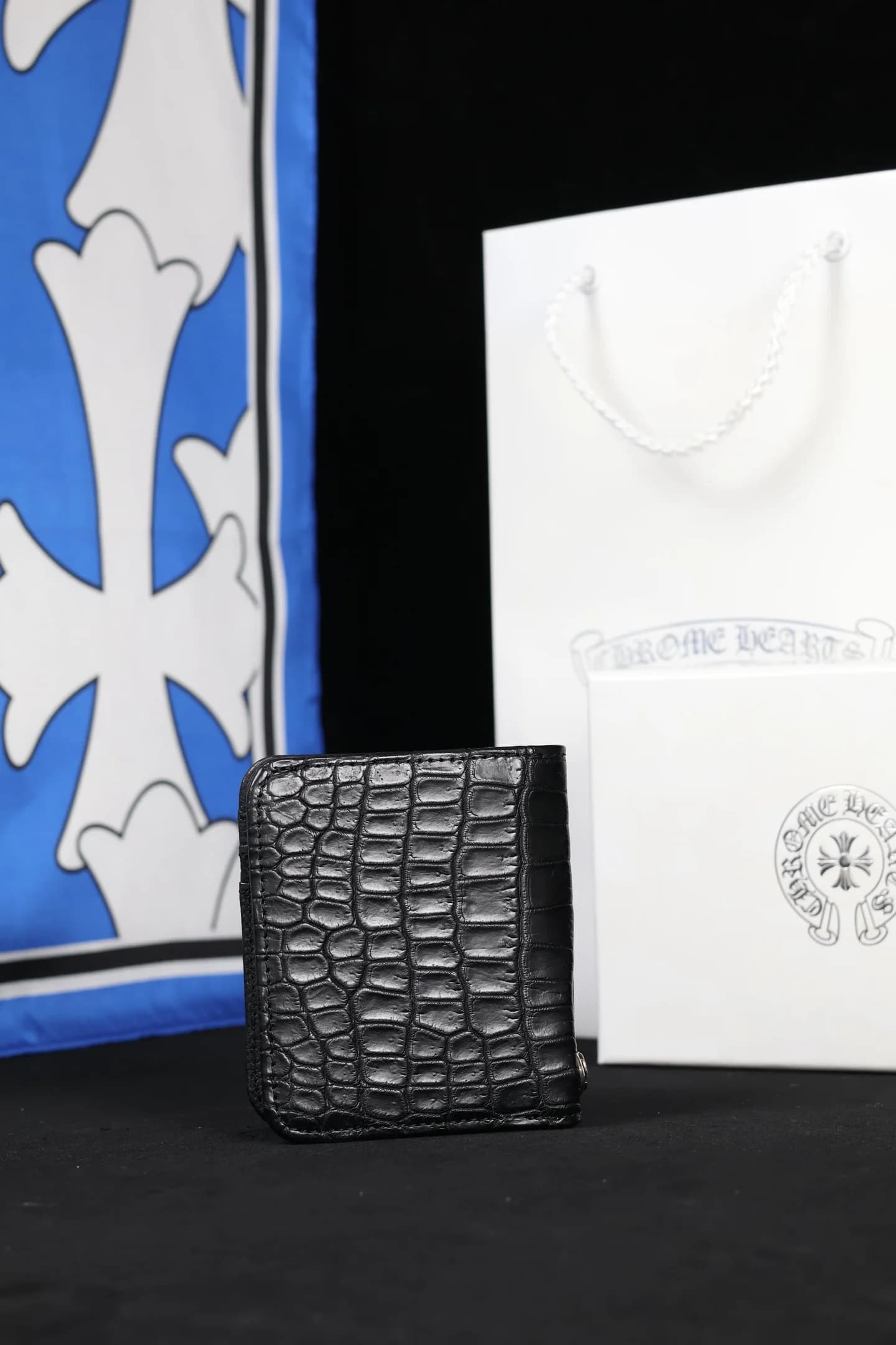 Задняя сторона кошелька Chrome Hearts с тиснением под крокодила
