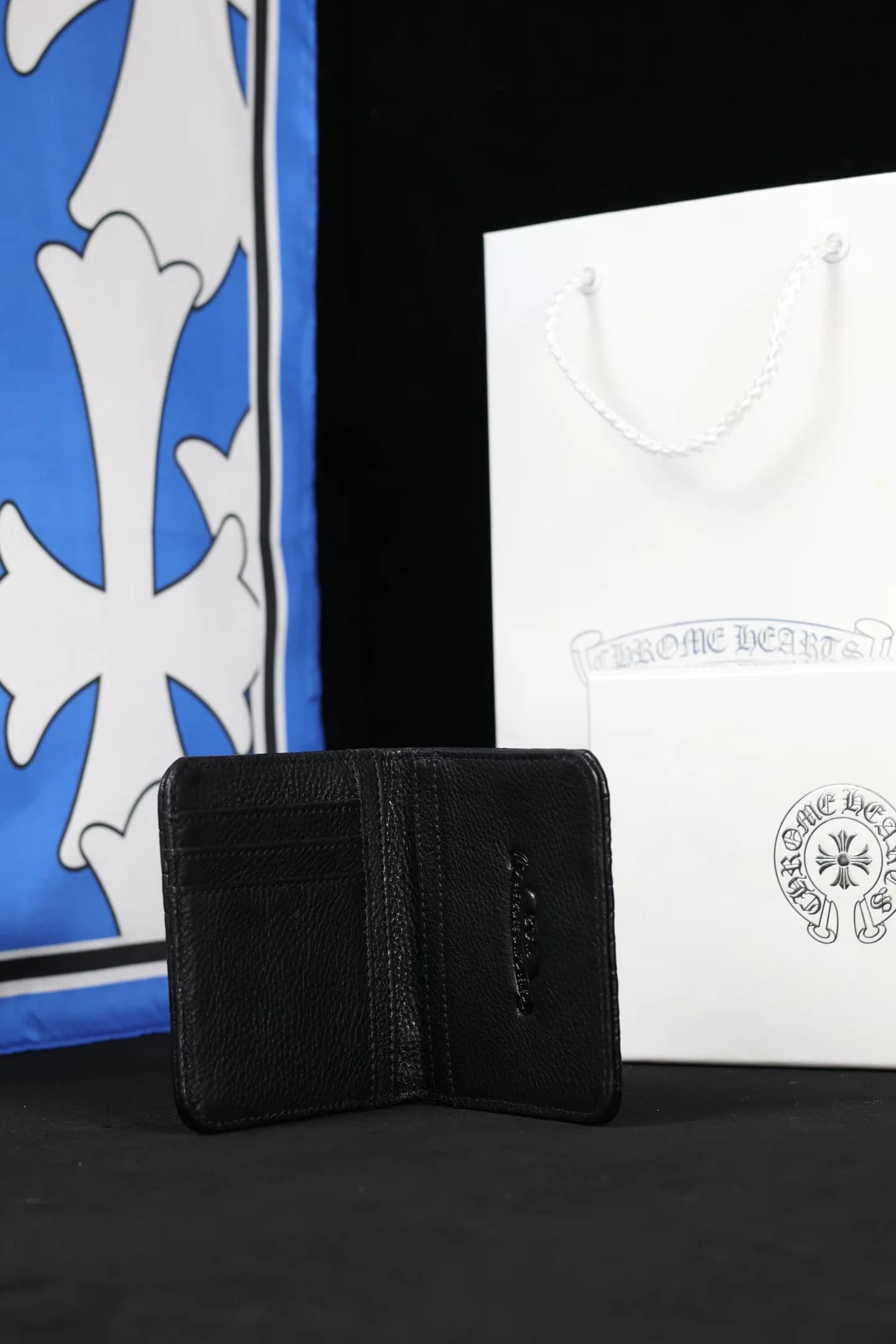 Раскрытый кошелек Chrome Hearts со слотами для карт, вертикальный ракурс