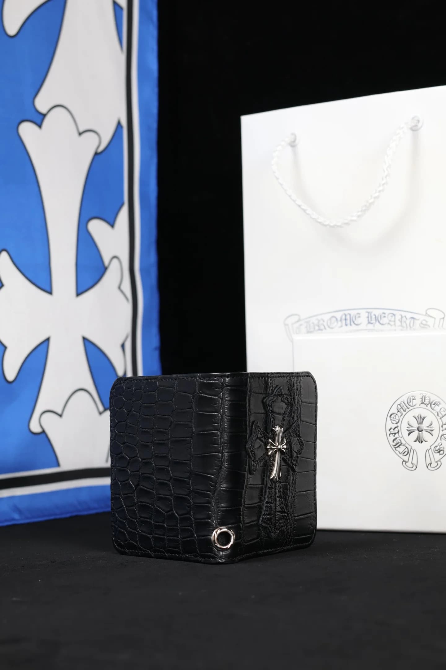 Черный кошелек Chrome Hearts в полуоткрытом виде