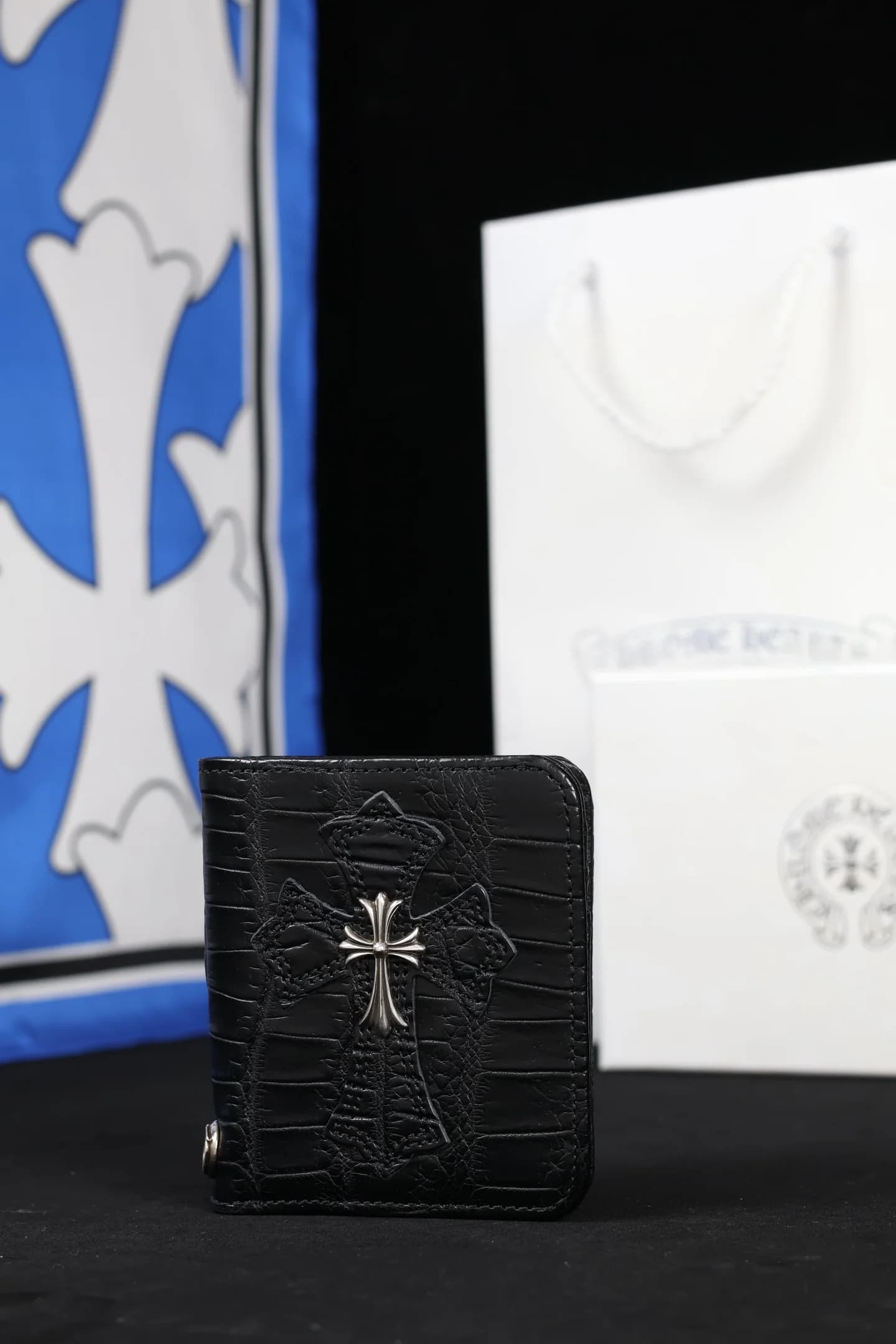 Фронтальный вид складного кошелька Chrome Hearts с декоративным крестом