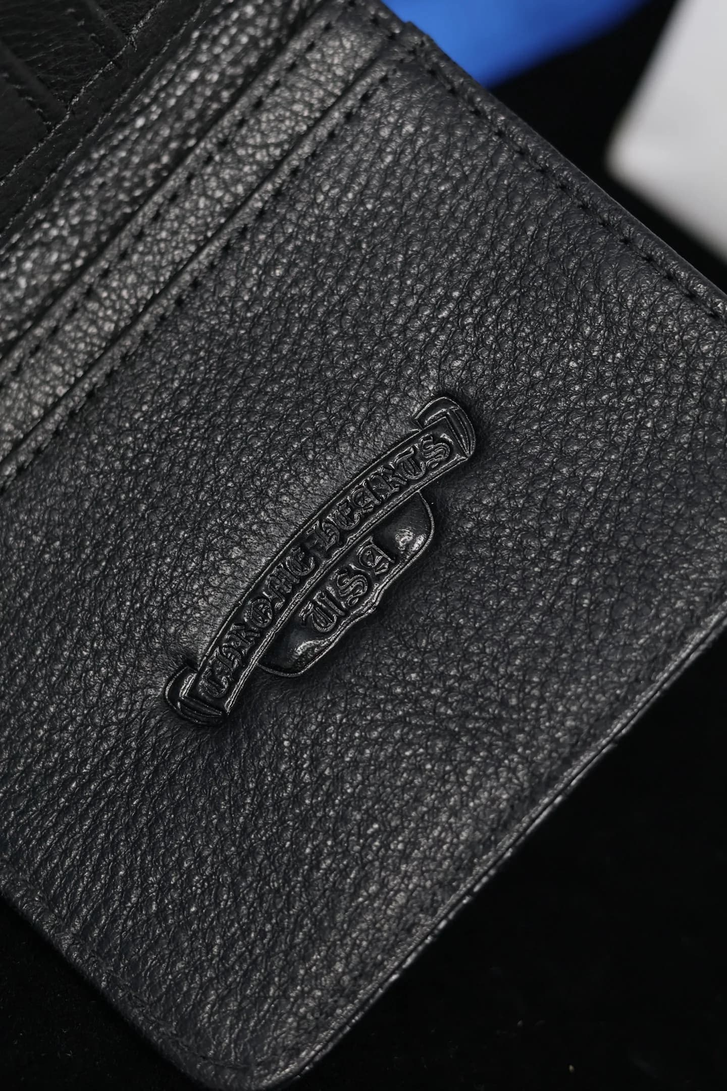 Серебряная плашка с гравировкой Chrome Hearts внутри кошелька