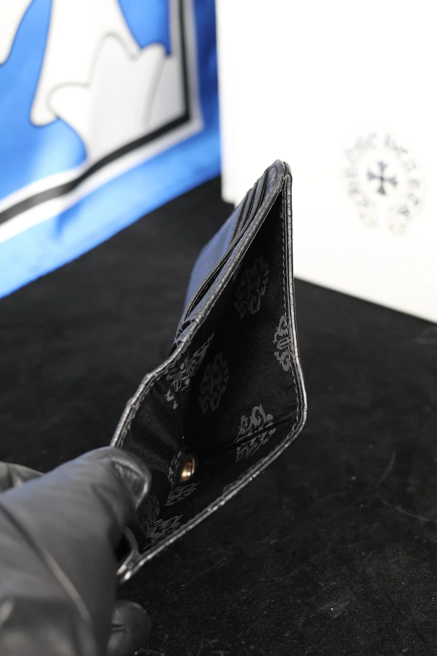 Отделение для купюр кошелька Chrome Hearts с фирменной текстильной подкладкой