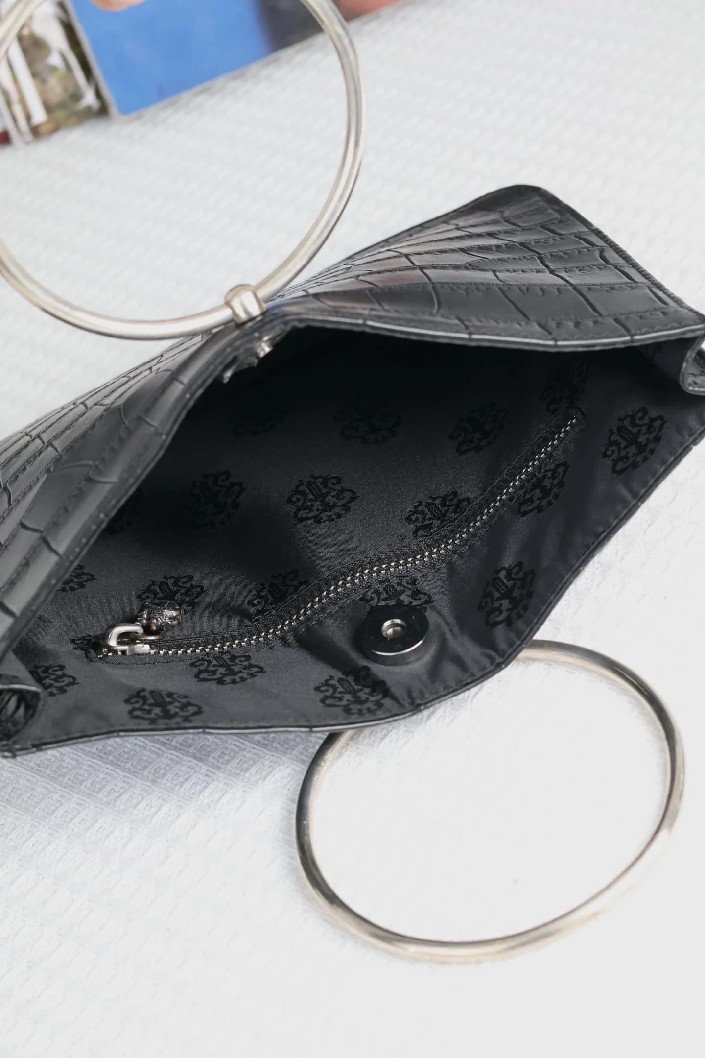 Внутреннее отделение сумки Chrome Hearts с жаккардовой подкладкой и карманом на молнии