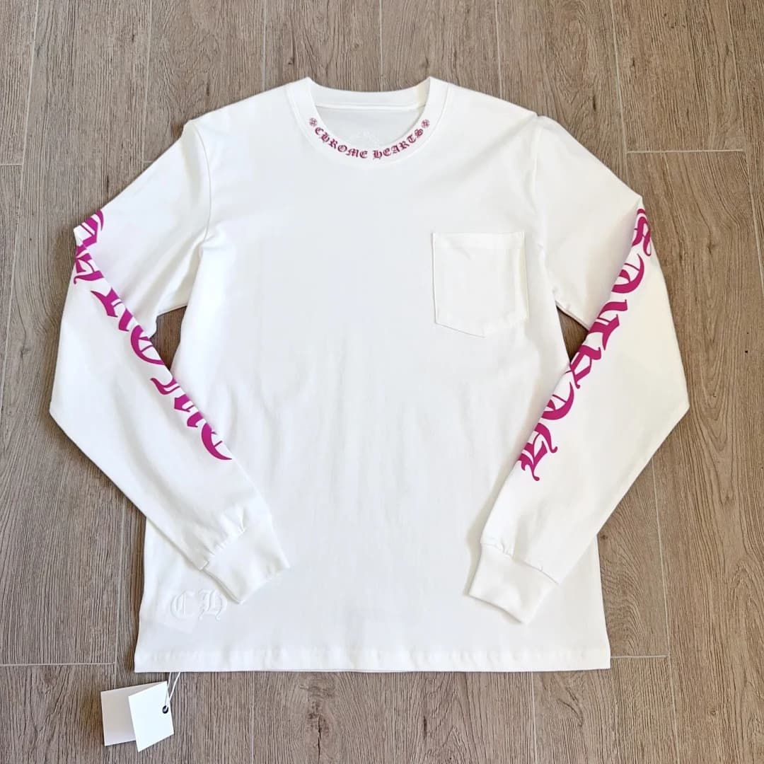 Белый лонгслив Chrome Hearts с розовым принтом, вид спереди
