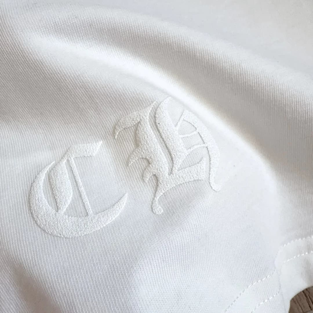 Белая вышивка логотипа CH на лонгсливе Chrome Hearts
