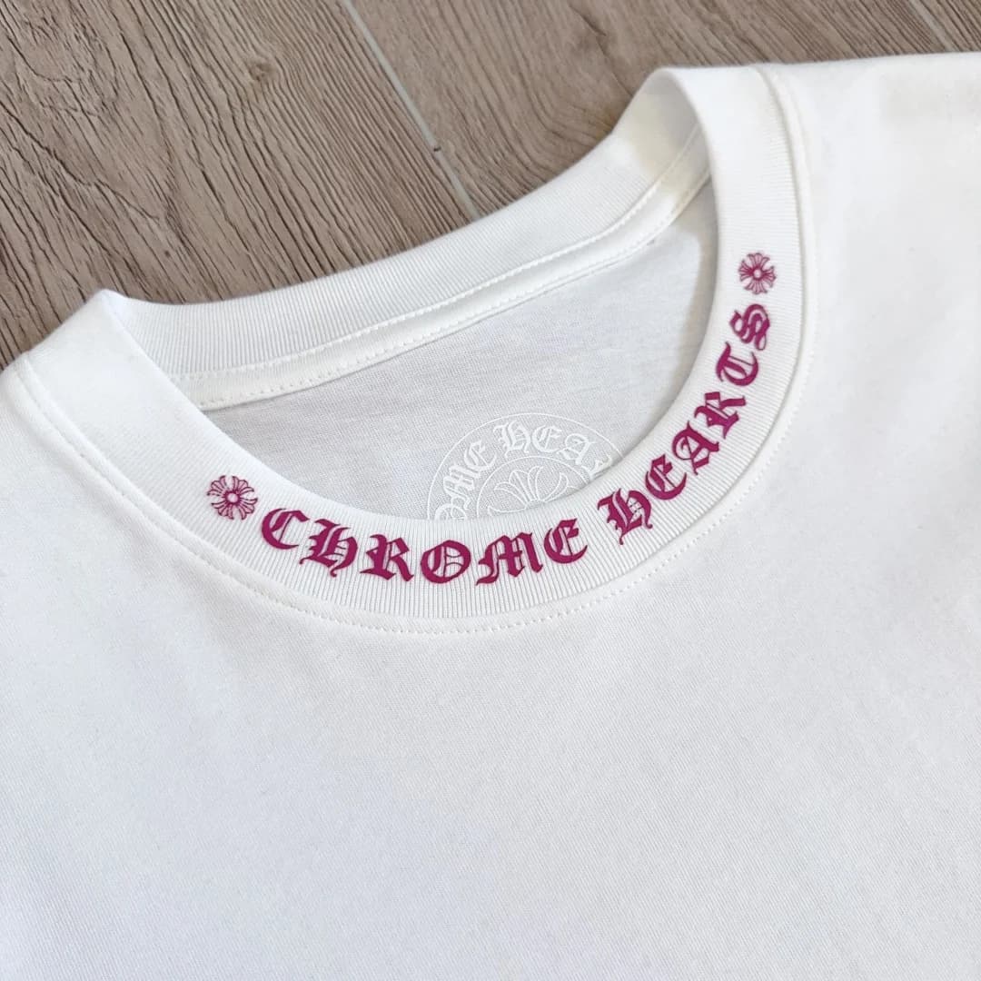 Вышивка Chrome Hearts вокруг воротника лонгслива