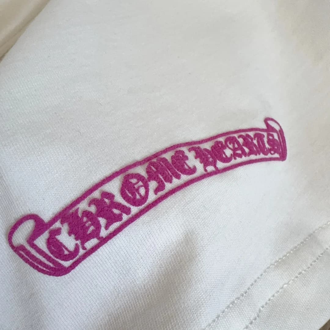 Принт в виде свитка Chrome Hearts на спине лонгслива