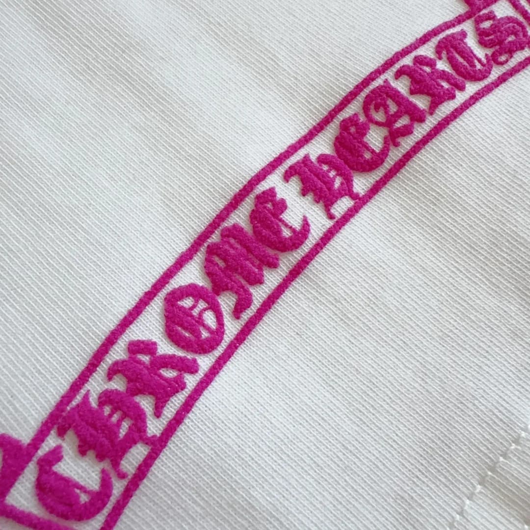 Розовый готический принт на рукаве лонгслива Chrome Hearts