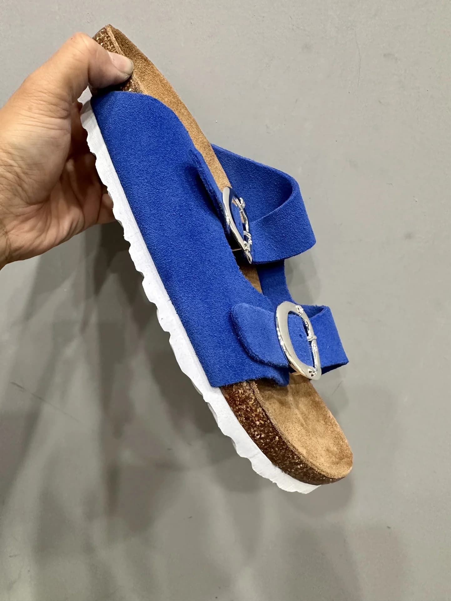 Синие замшевые шлепанцы Chrome Hearts x Birkenstock Arizona, вид сбоку