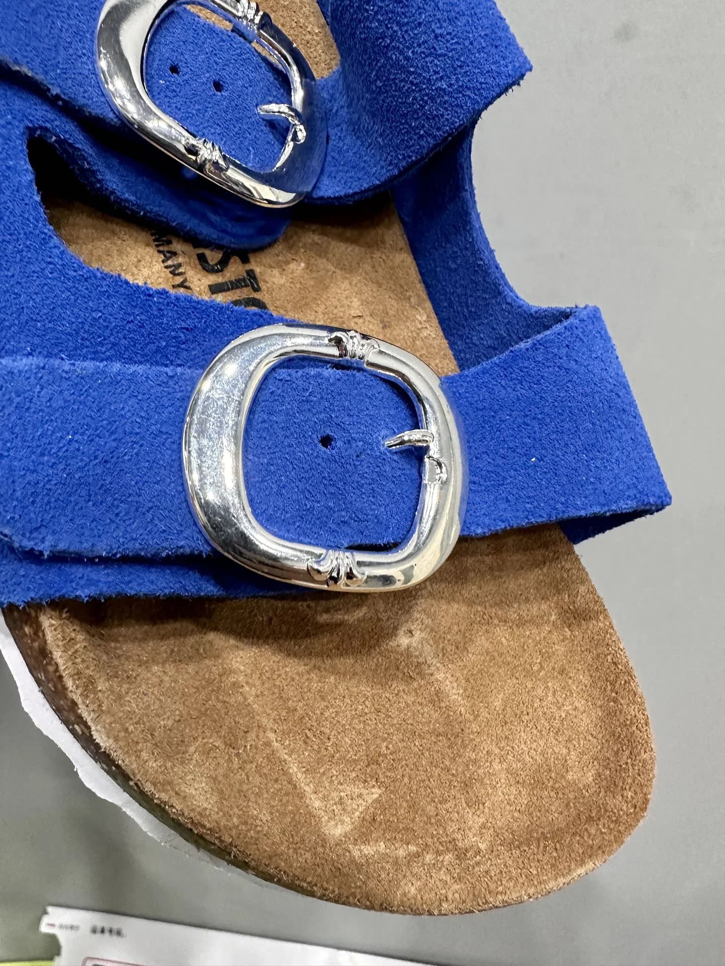 Серебряная пряжка на синем замшевом ремешке шлепанцев Chrome Hearts x Birkenstock Arizona