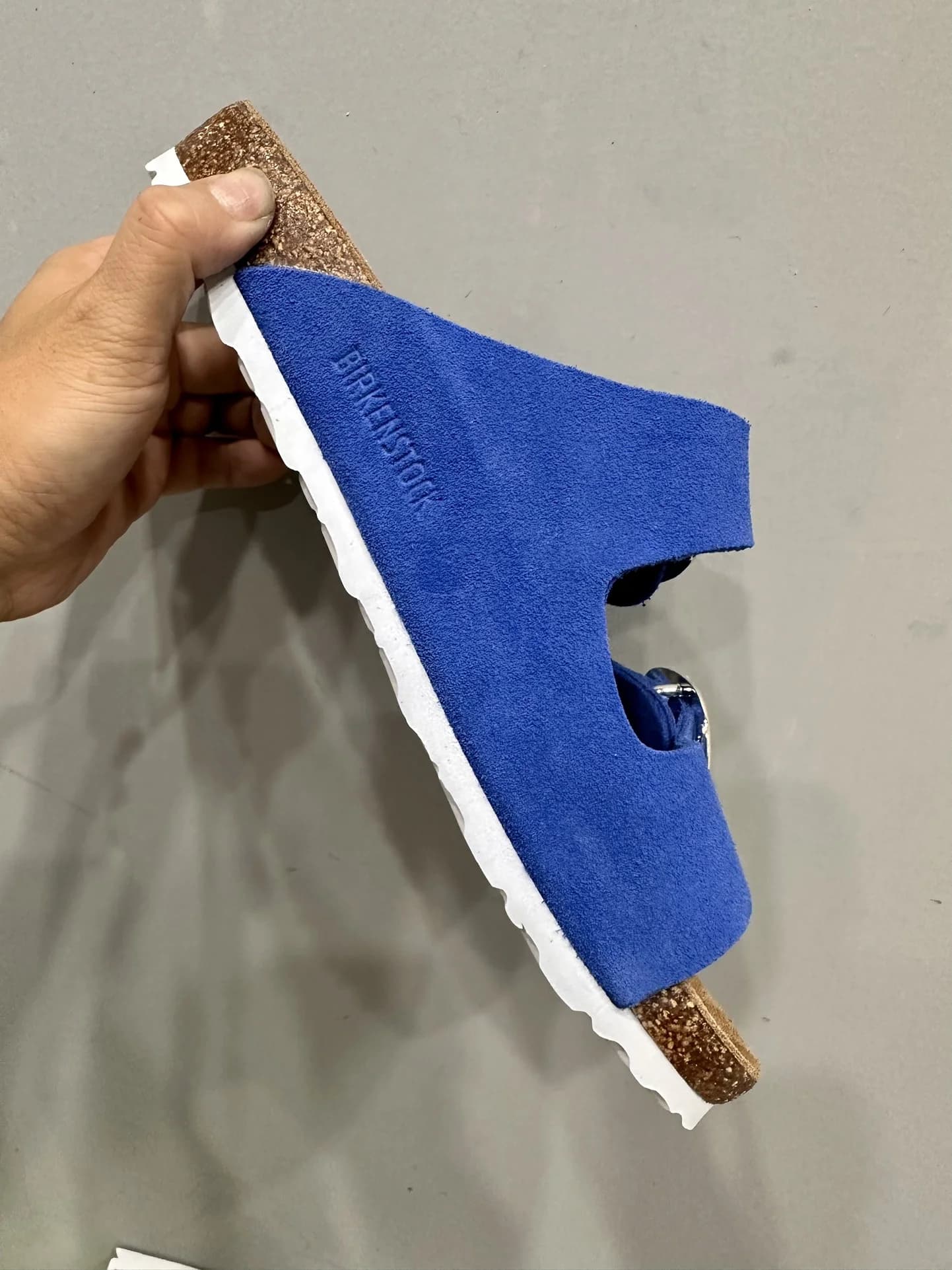 Профиль синих замшевых шлепанцев Chrome Hearts x Birkenstock Arizona с пробковой подошвой
