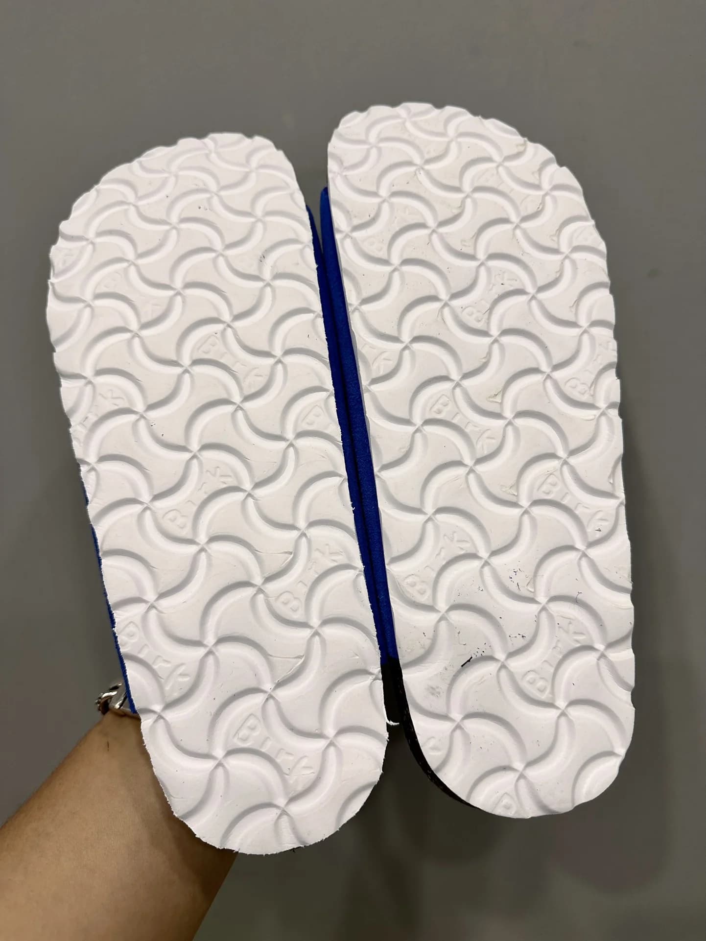 Белая рельефная подошва EVA шлепанцев Chrome Hearts x Birkenstock Arizona