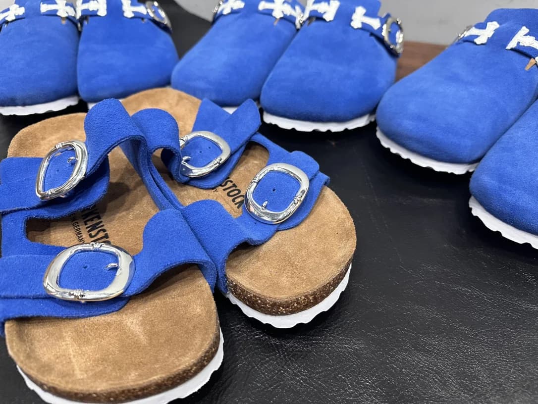 Детали фурнитуры и ремешков обуви Chrome Hearts x Birkenstock