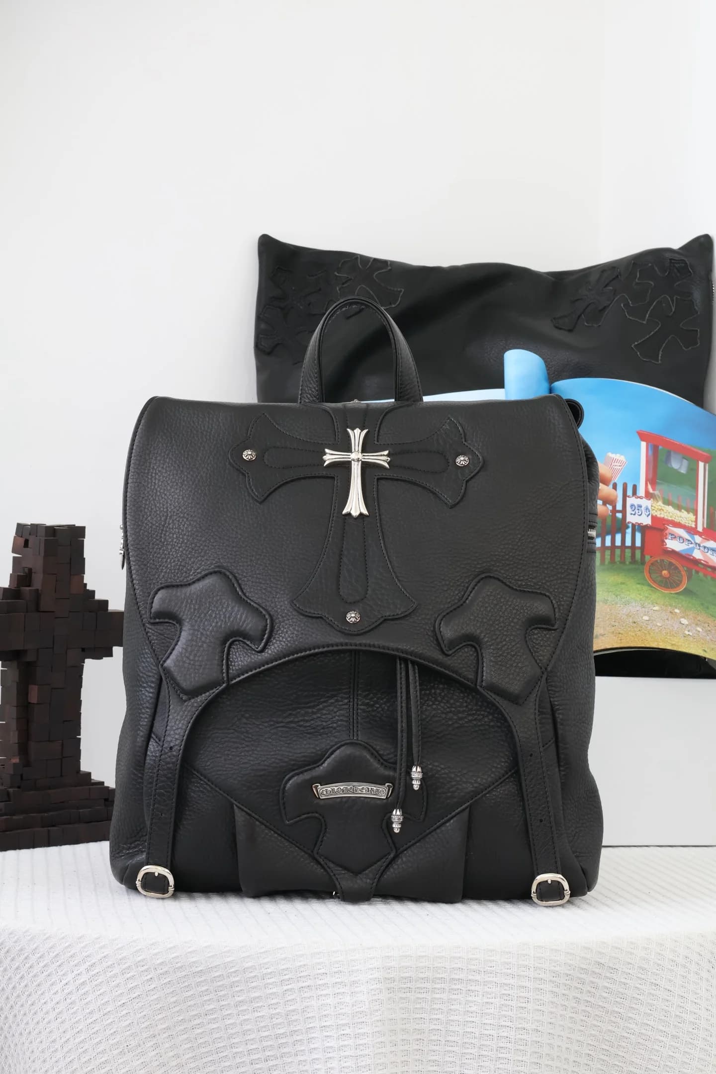 Черный кожаный рюкзак Chrome Hearts с серебряным крестом, вид спереди