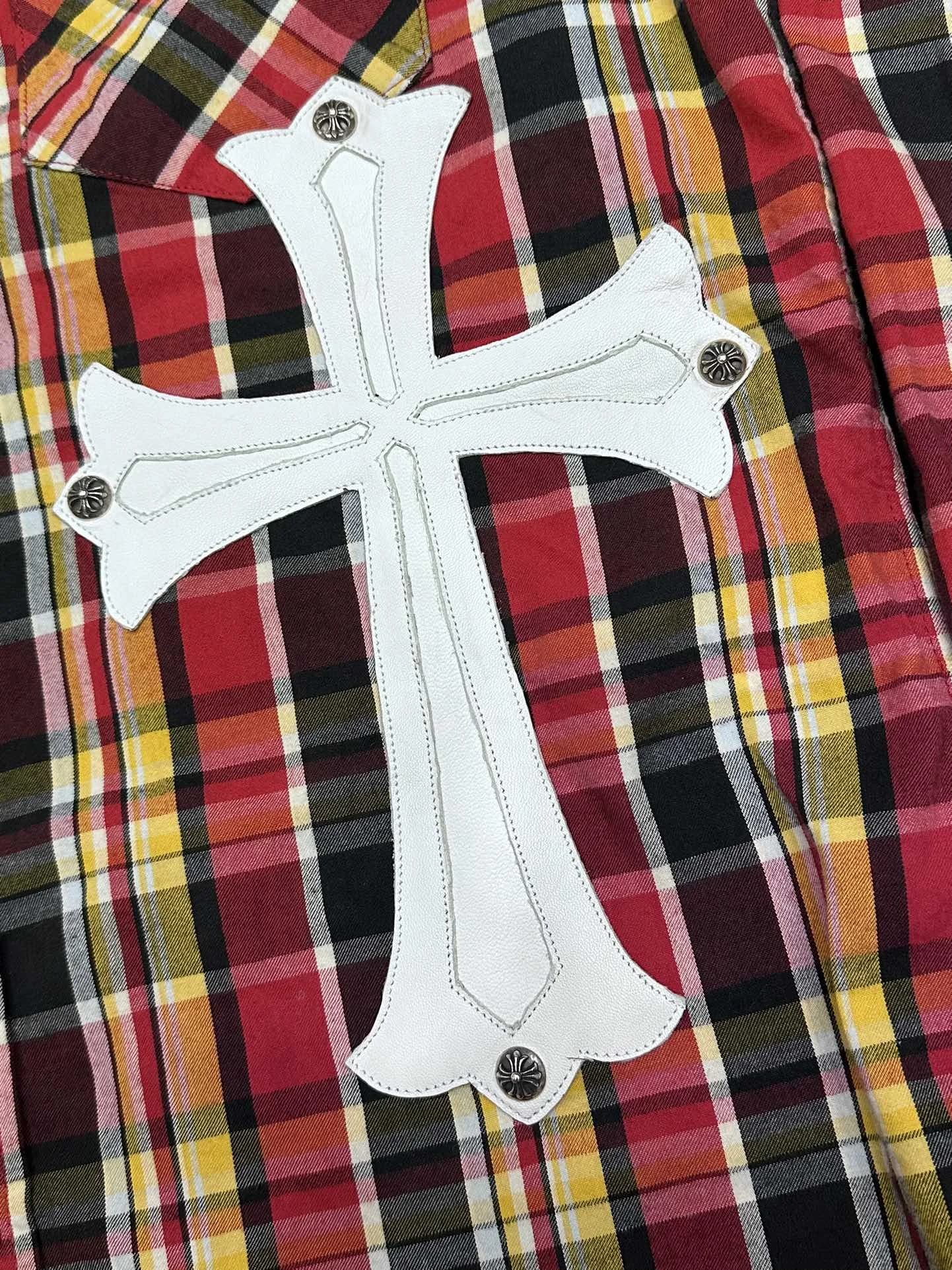 Кожаная аппликация в виде креста на рубашке Chrome Hearts