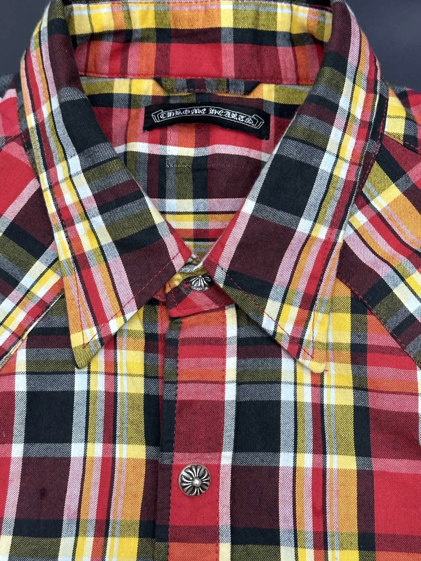 Воротник и фирменный ярлык рубашки Chrome Hearts