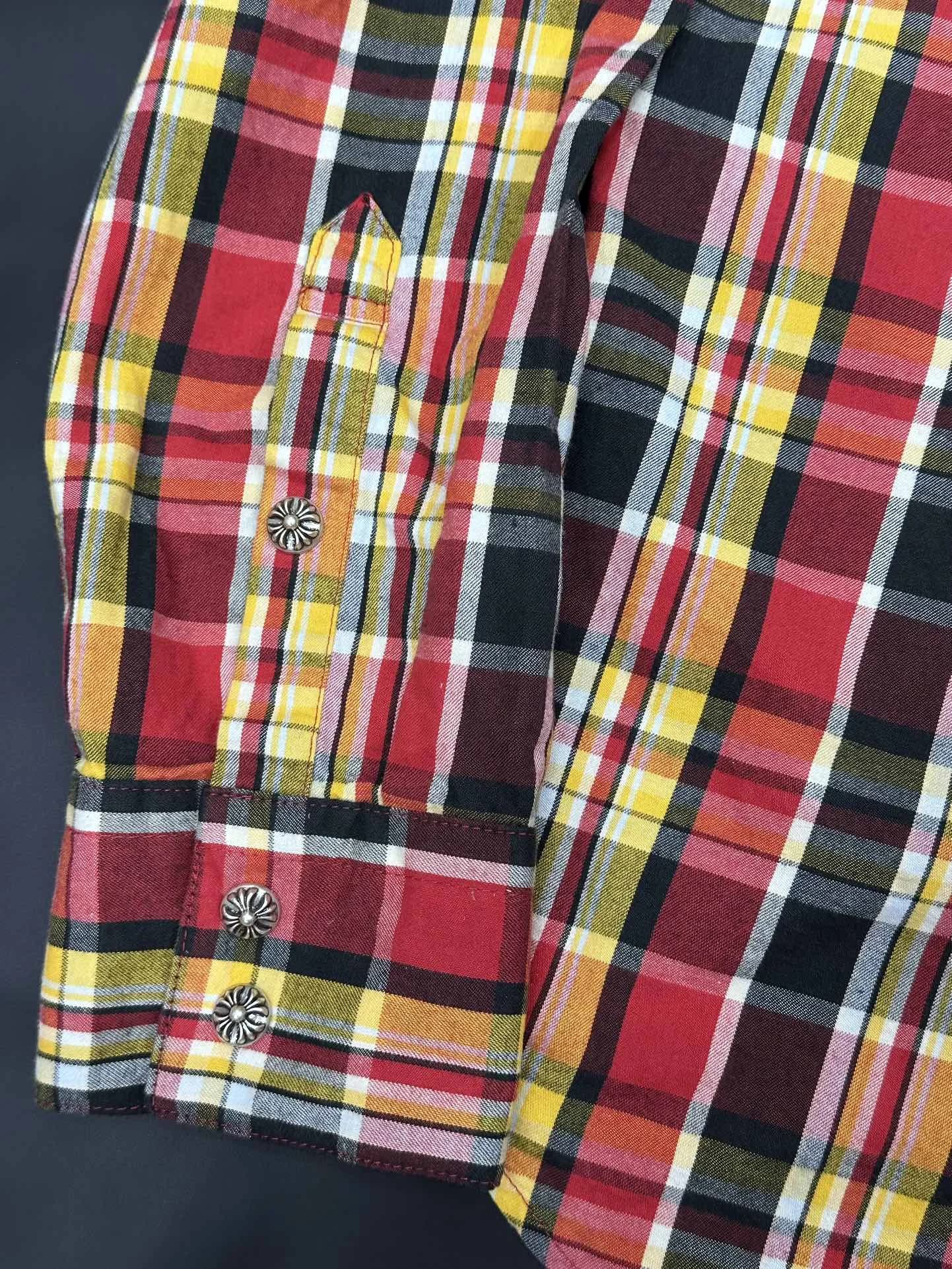 Манжеты рубашки Chrome Hearts с металлическими кнопками