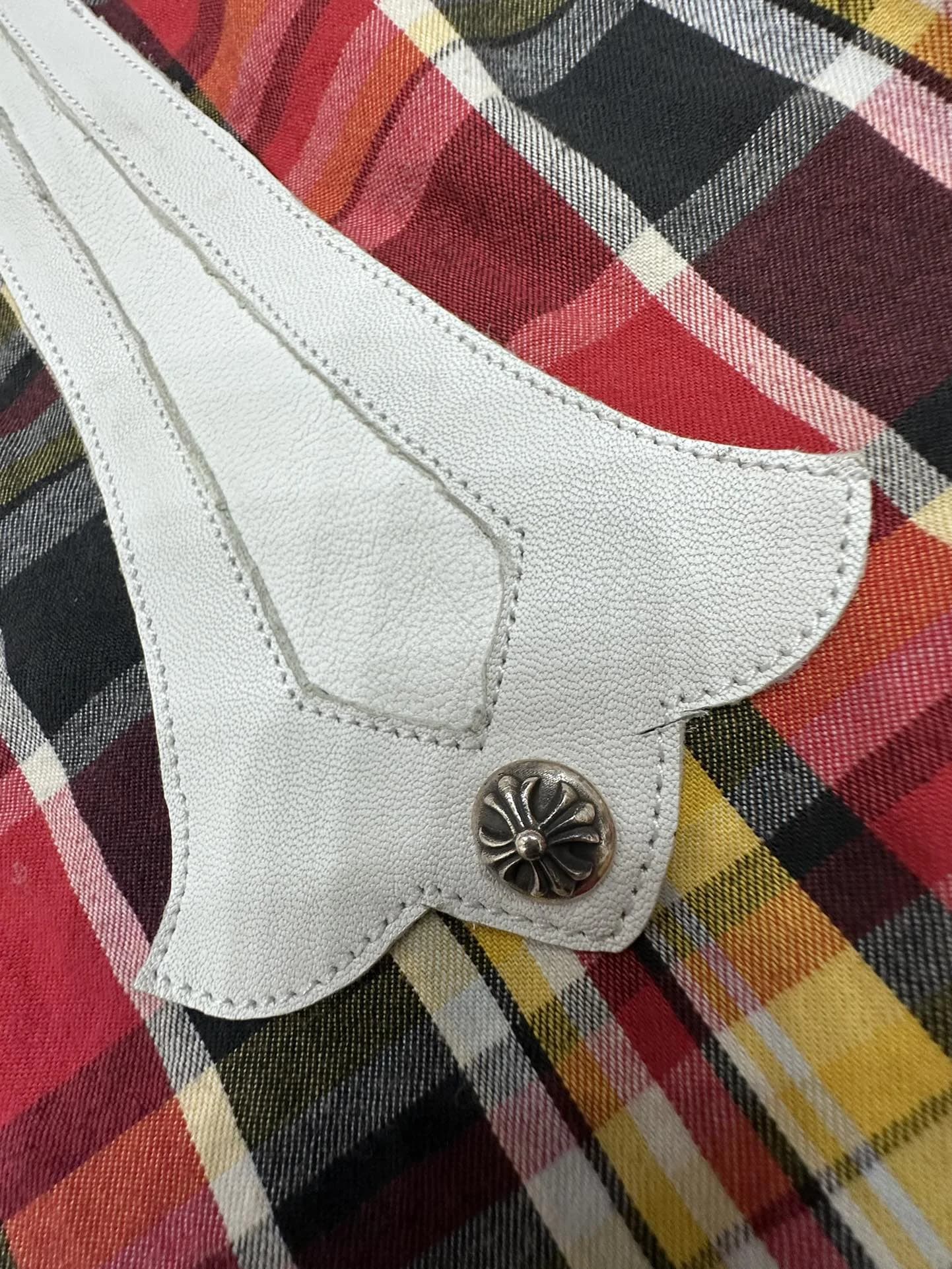 Деталь кожаной аппликации на рубашке Chrome Hearts