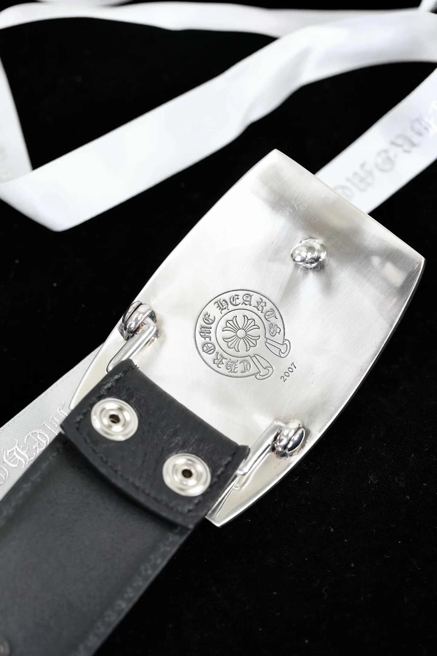 Обратная сторона пряжки с гравировкой логотипа Chrome Hearts